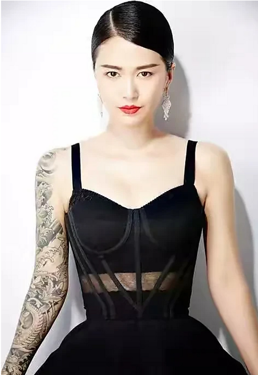 谭维维的纹身酷酷哒,凸显出了她张扬的个性和时尚魅力!