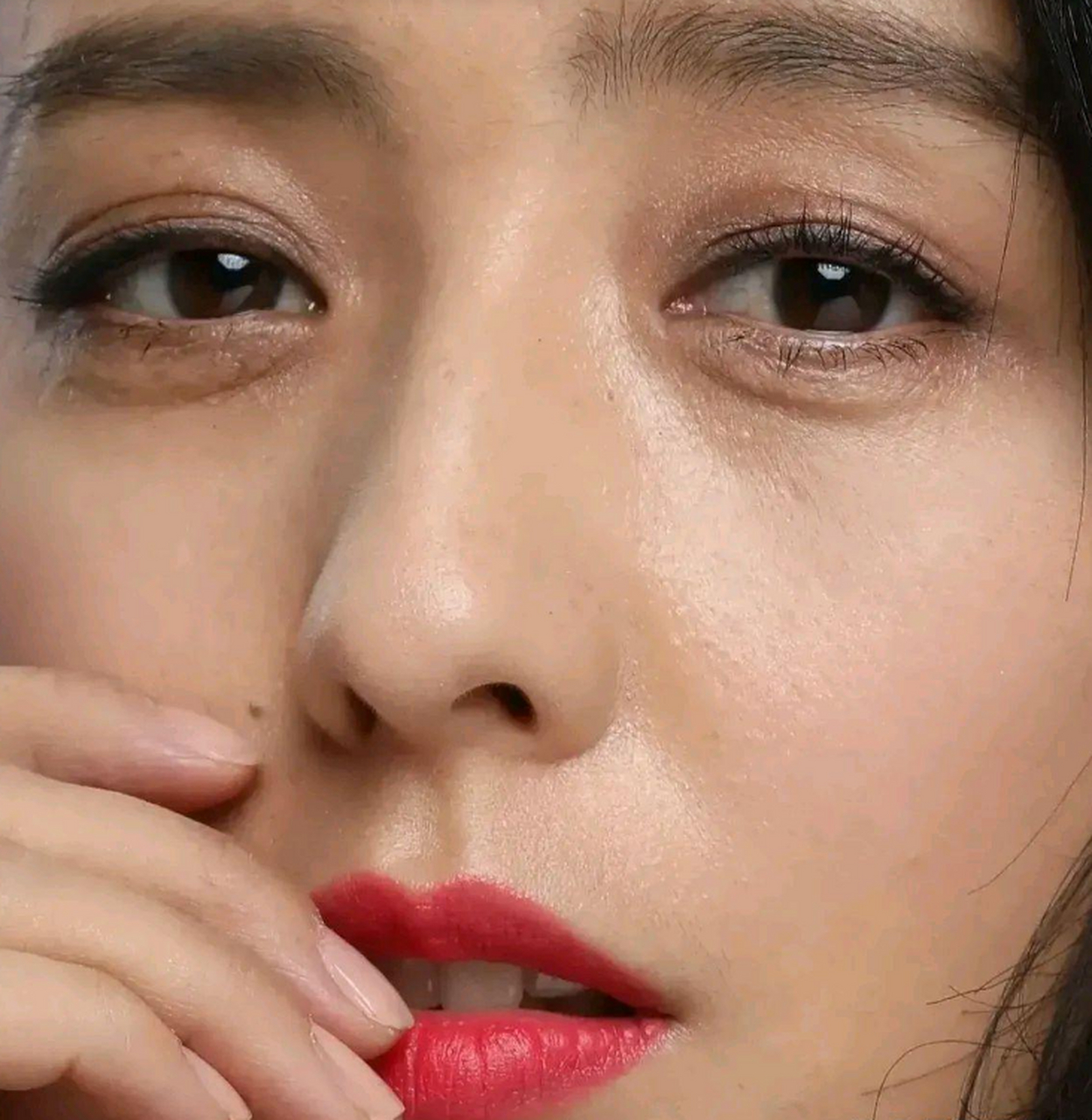 佟丽娅怼脸拍,勇气可嘉,不过这皮肤状态也确实很不错,皮肤细腻,眼周有