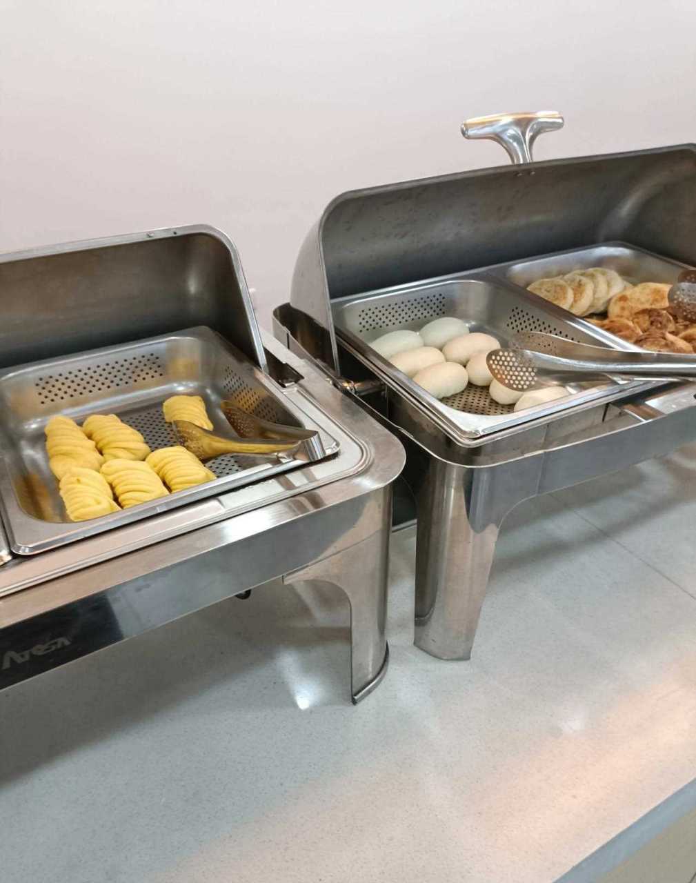 早餐,单位里的自助餐品种还是非常丰富的.