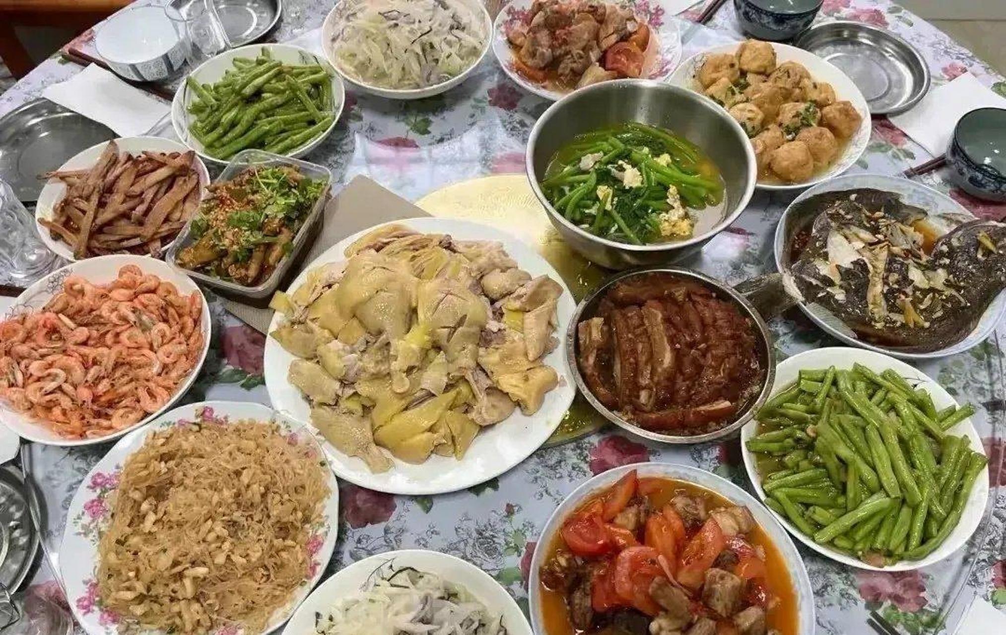 网友:一桌广东菜,一桌广西菜,你会选择去哪桌?