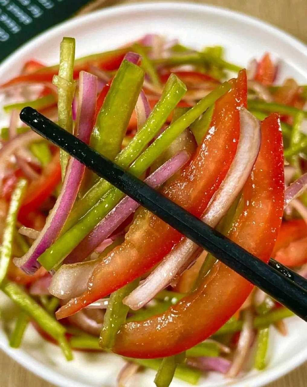 被新疆朋友做的这道凉拌菜皮辣红惊艳到了,开胃下饭又解腻!