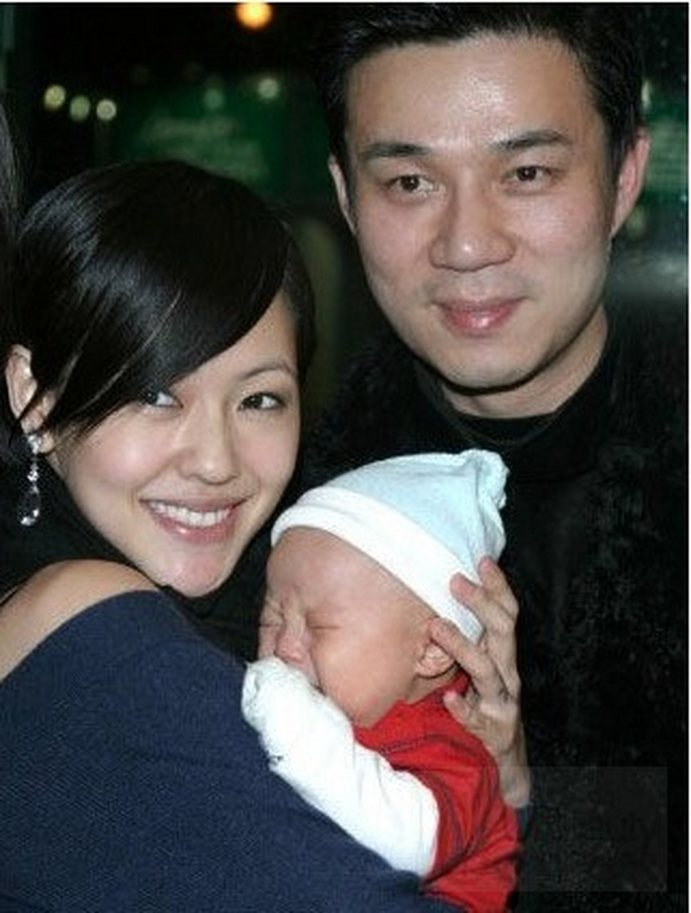 女儿小时候,都是小s抱着;女儿大了,照相的时候搂着女儿的肩部也很