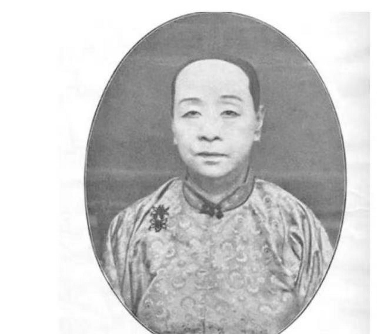 1929年,交通银行行长袁励衡13岁的女儿袁行恕爱上了比自己大12岁的