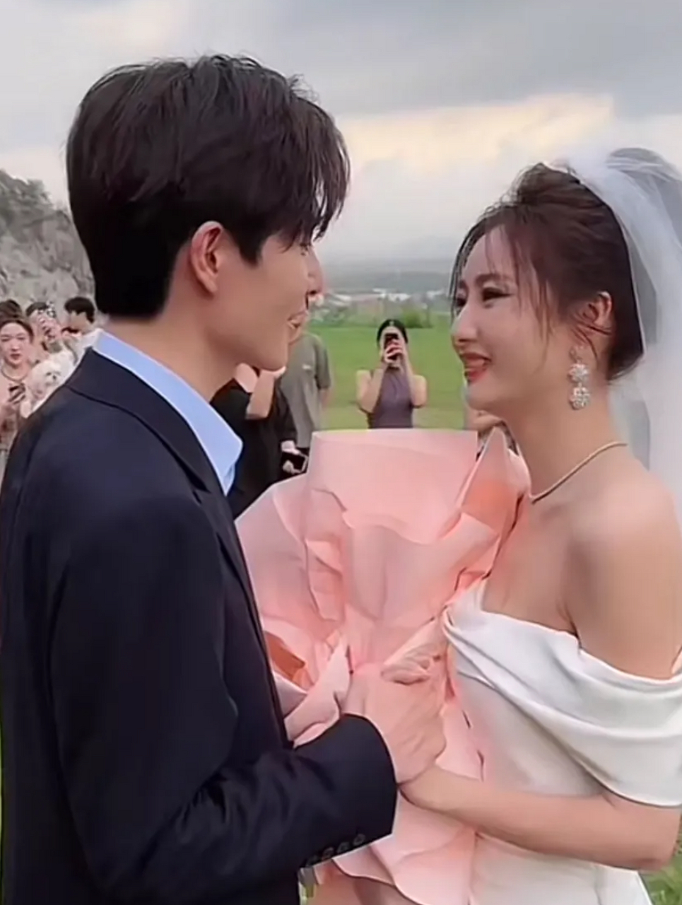 来欣赏一下黄锦鸿向晨妍的求婚好浪漫哟,七彩祥云漂浮在空中,她长相