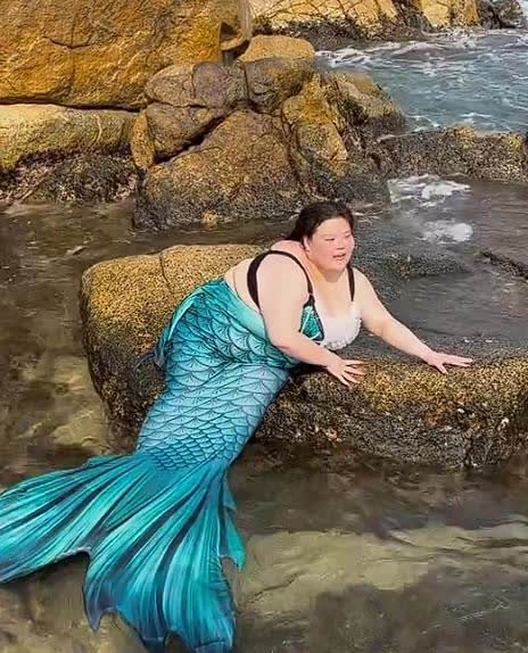 胖美人鱼,不知道效果会不会让你变瘦呢?[得意]