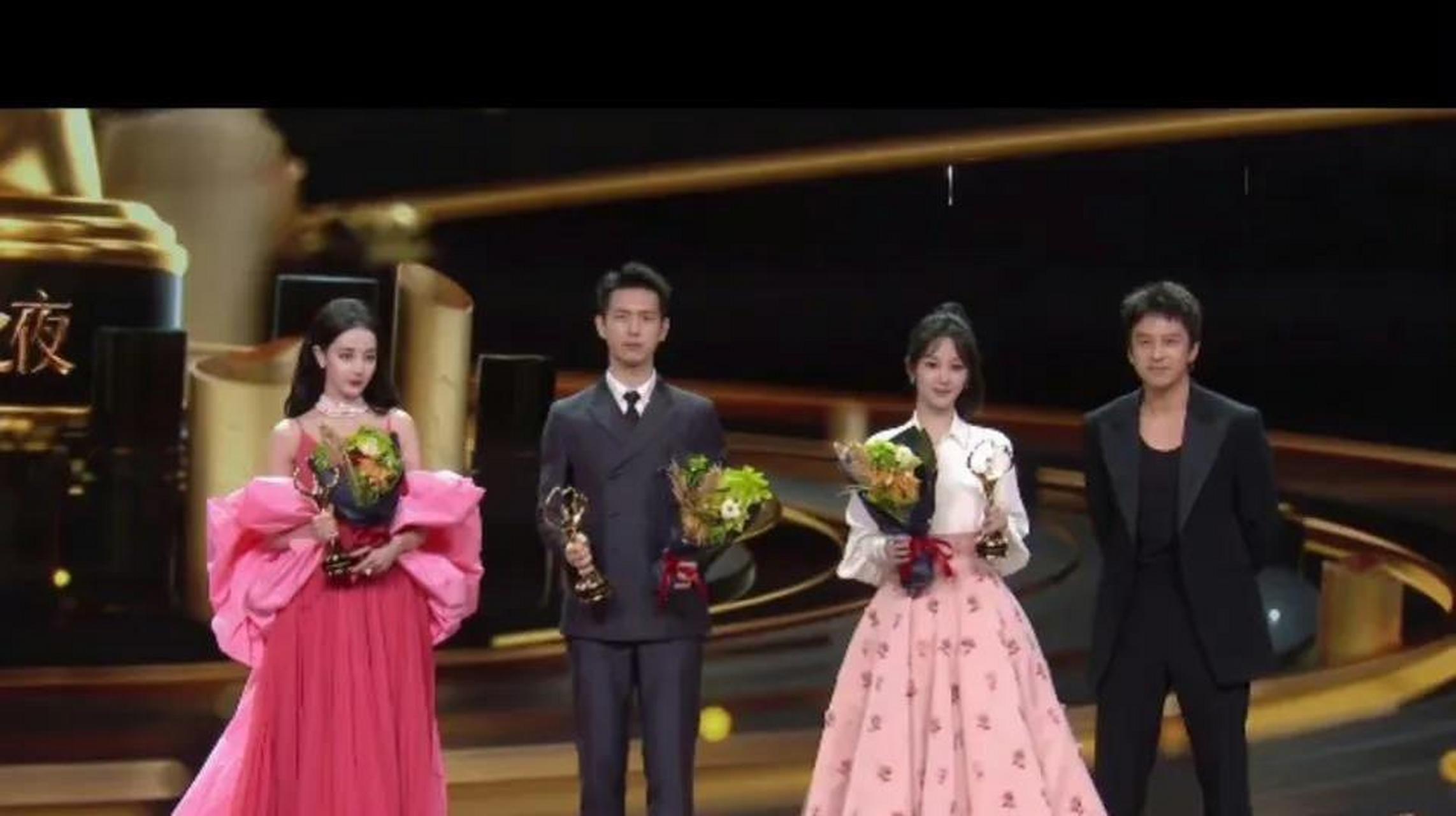 李现严肃,不苟言笑的站在迪丽热巴与杨紫中间.