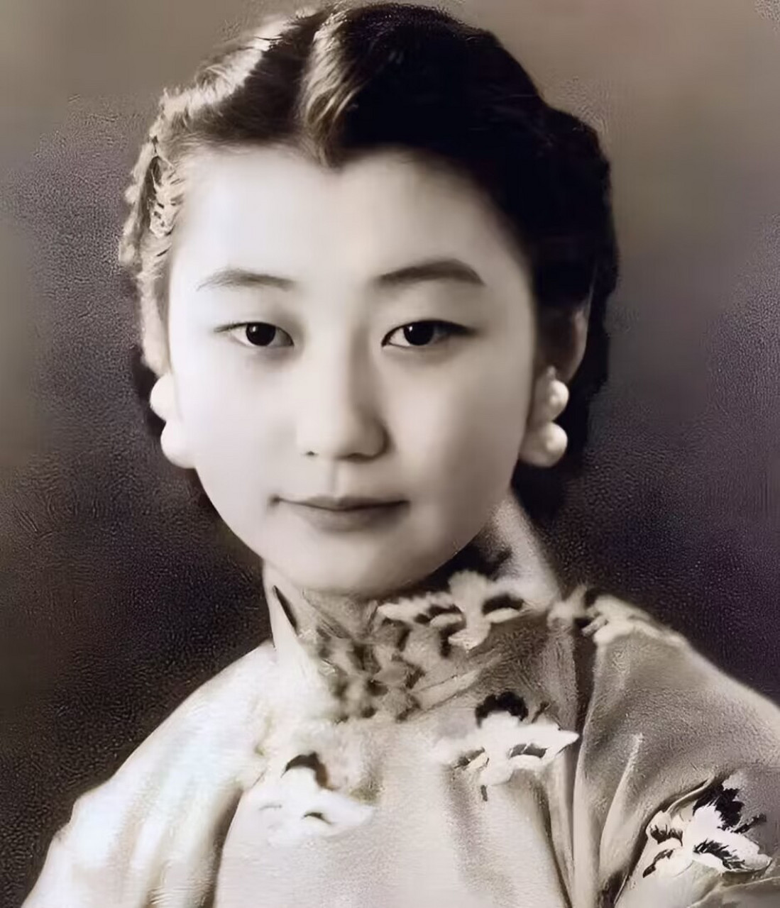 这位面容姣好的格格的名字叫爱新觉罗·显琦,也就是金默玉.