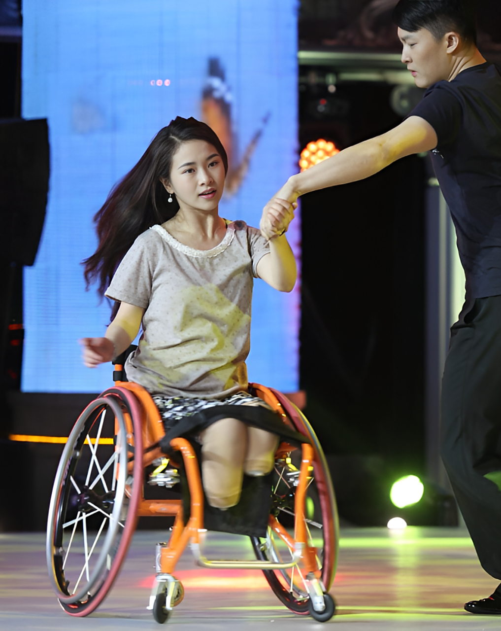 2008年,23岁的舞蹈演员廖智在汶川地震中失去了10个月大女儿!