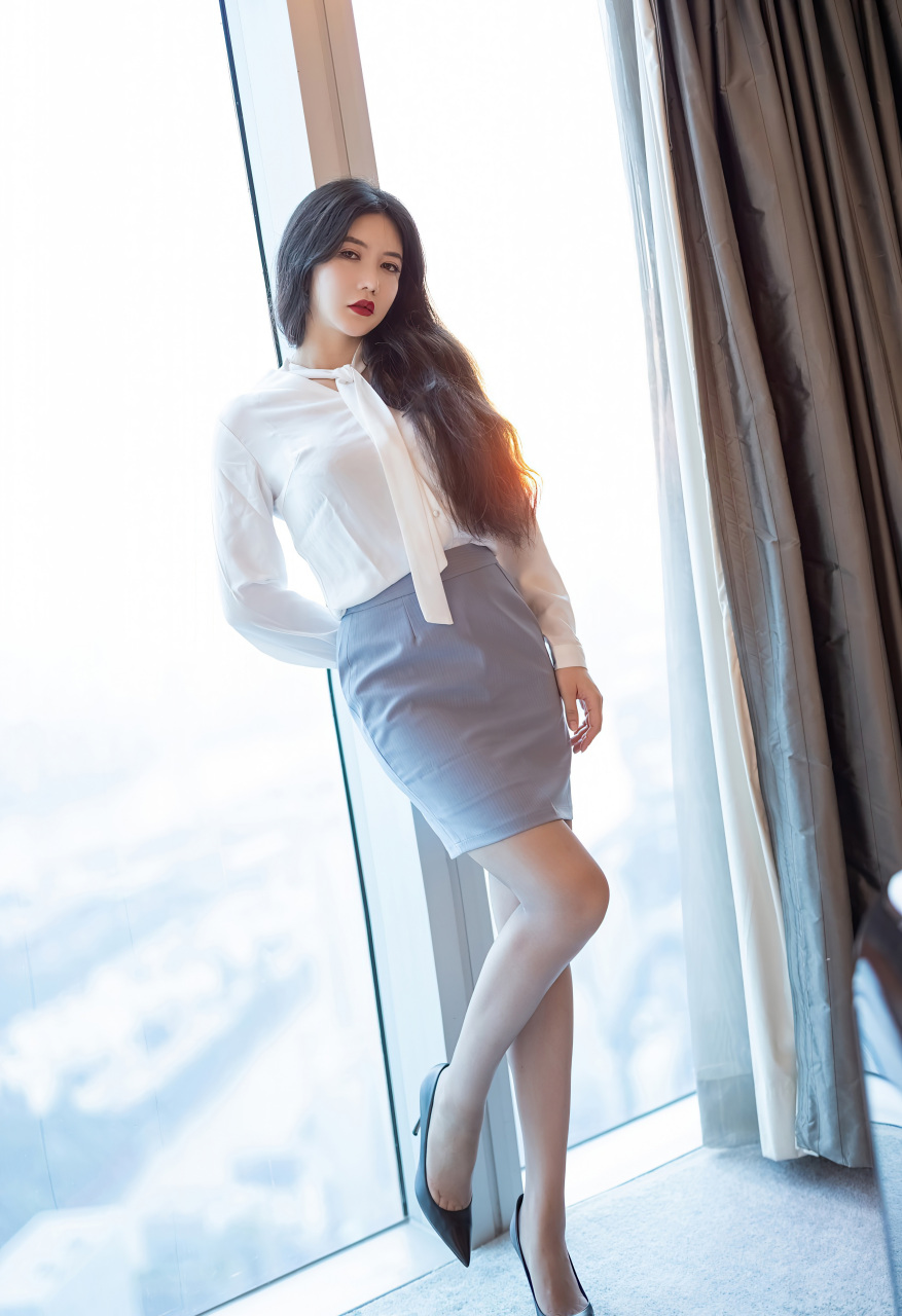 私房写真发布,经典的职场制服ol系列,包裹的丰满有致身段,媚态妖妖