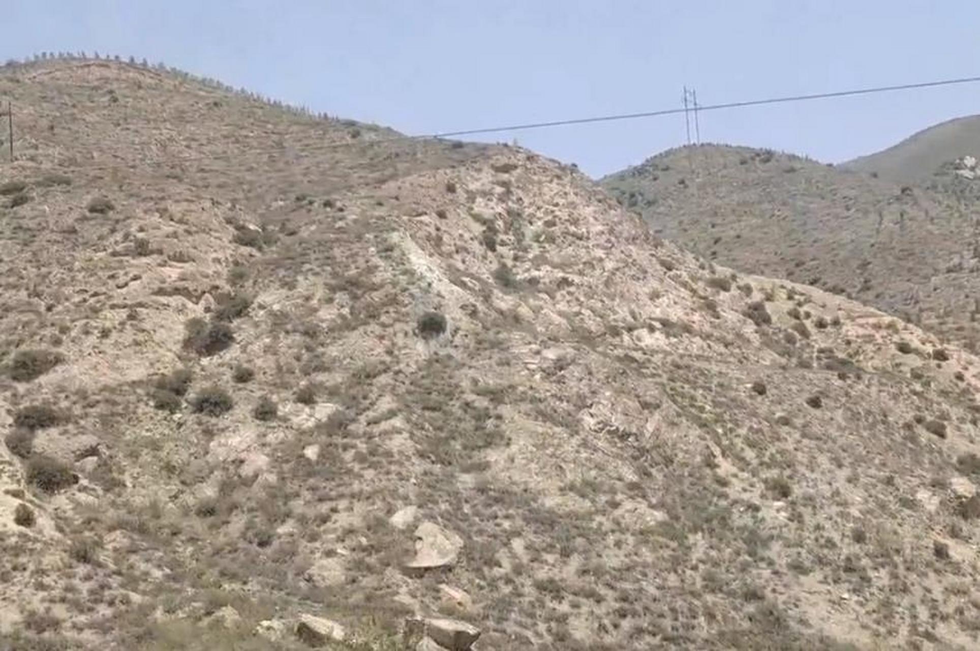 甘肃最荒凉的地方,由于干旱山上光秃秃的,光秃秃的山,没植被,干旱无水