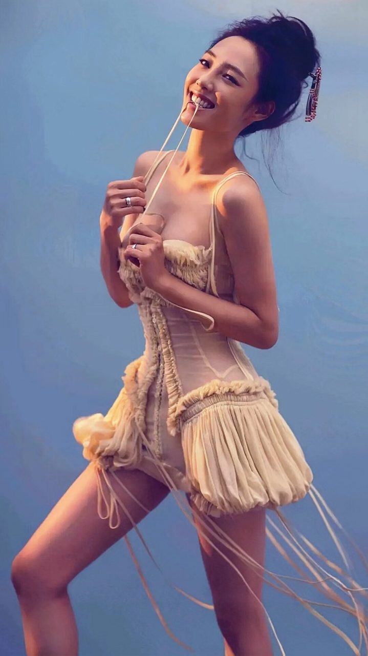 白百何,喜欢吐舌头的女明星.#明星图集# #明星娱乐资讯