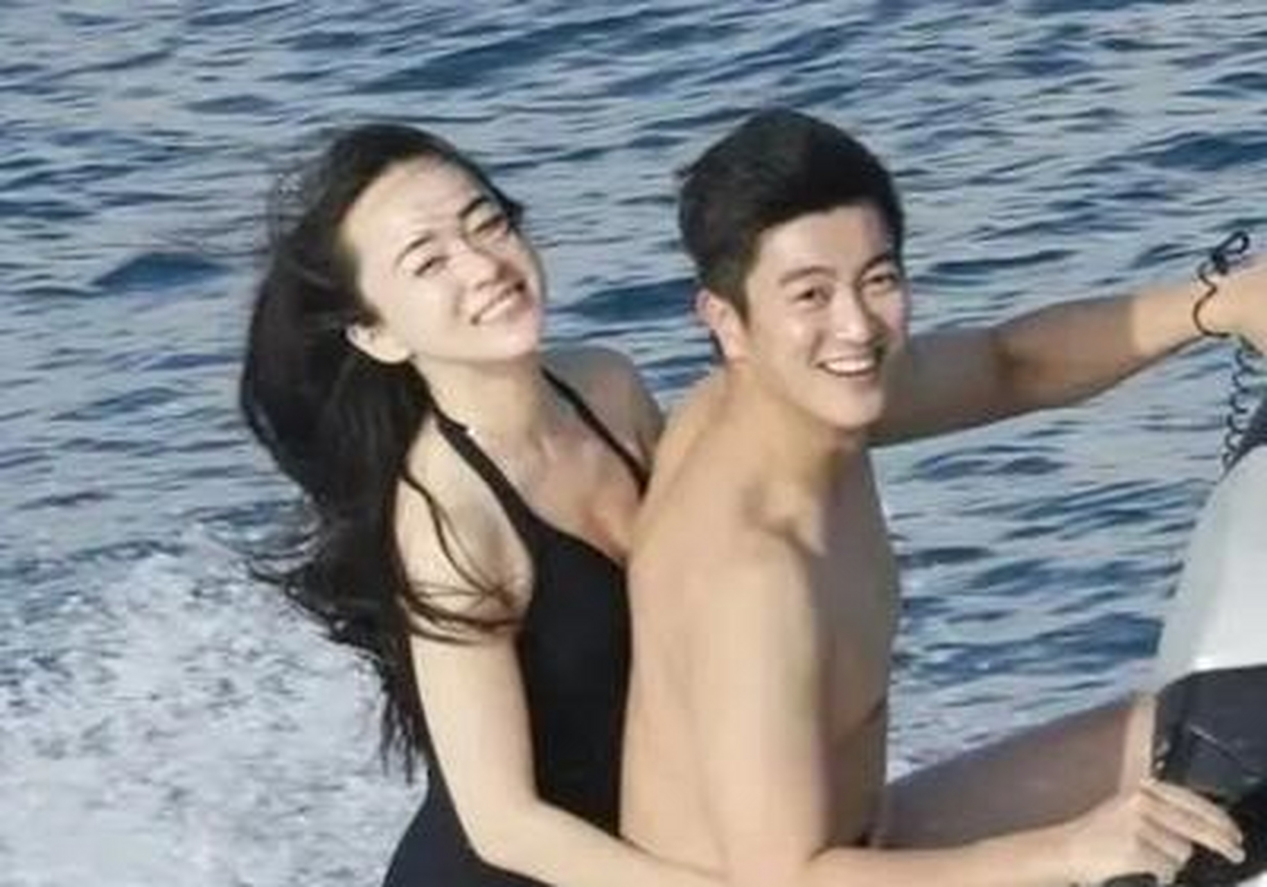 霍思燕秒变"中国卡戴珊".穿比基尼三亚秀美照.婀娜身材令人羡慕.[?