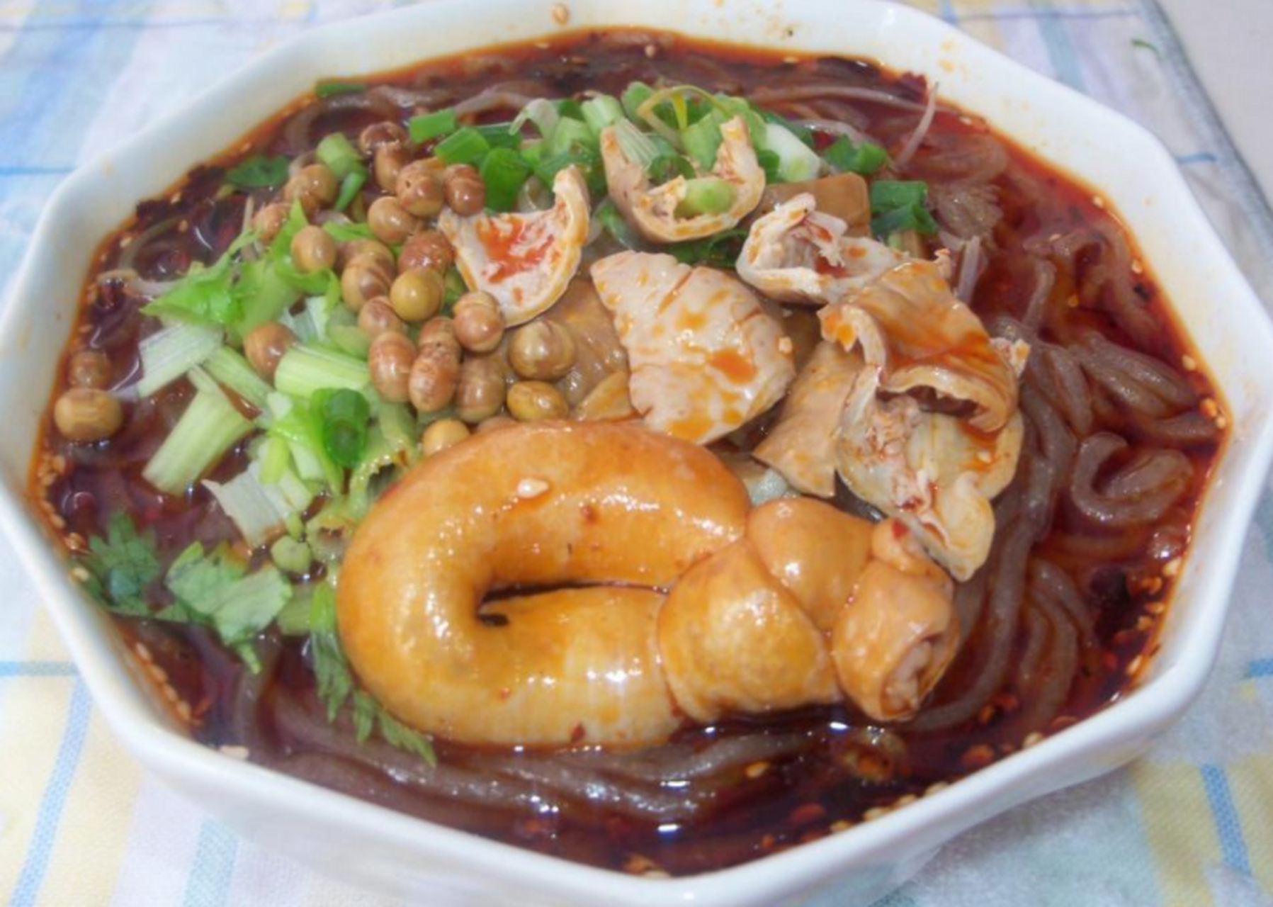 重逢巴蜀# 四川冒节子肥肠粉,是一道引人垂涎的传统美食.