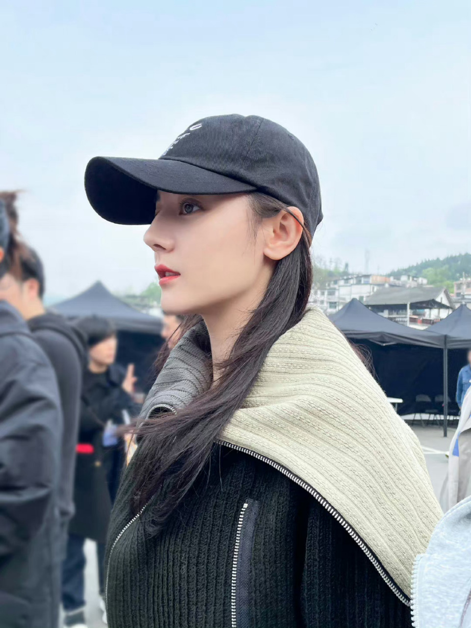 迪丽热巴利剑玫瑰开机侧拍花絮照热巴好美的侧颜啊!期待邓妍警官!