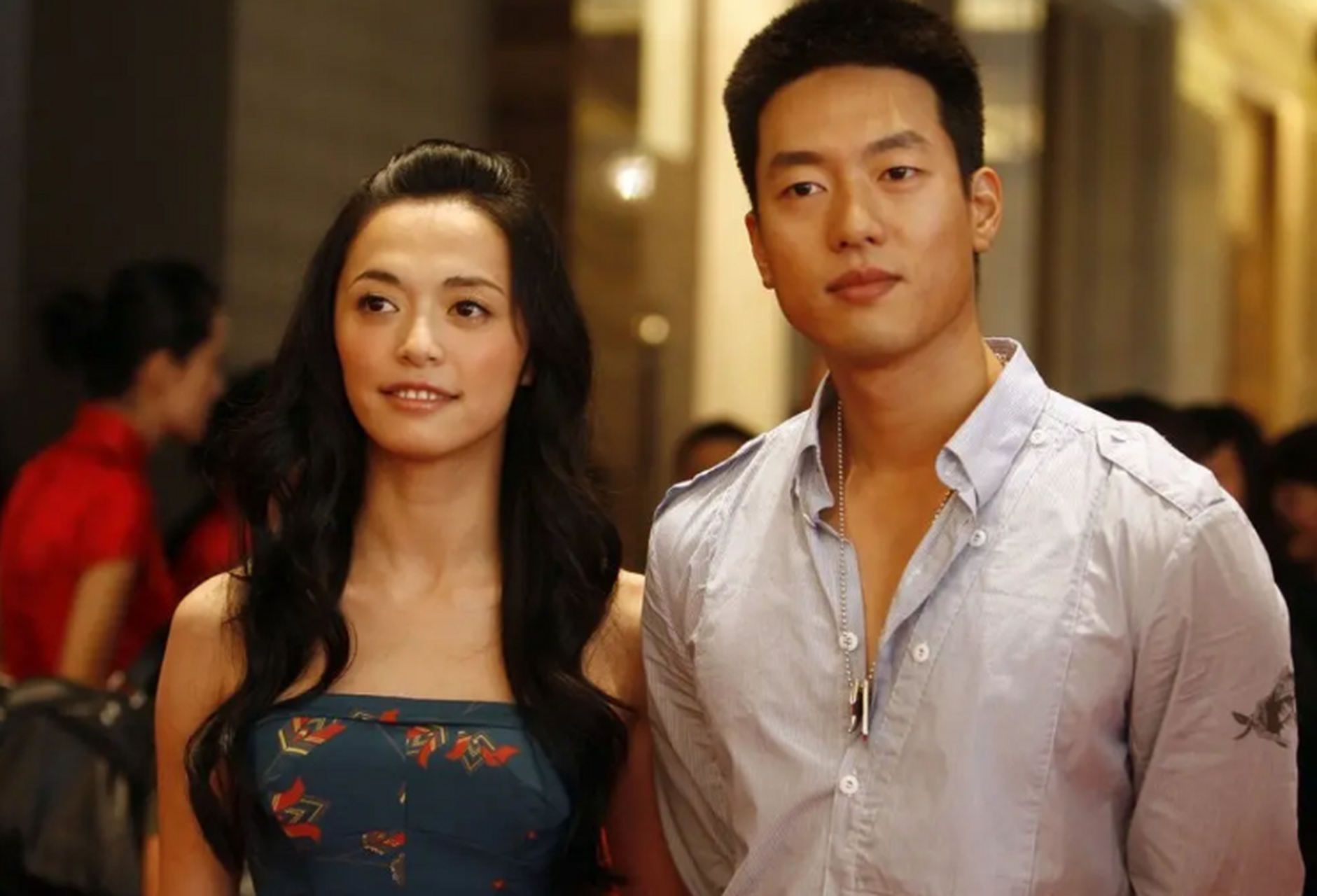 姚晨和凌潇肃离婚后,拿着"一份不平等条约",嫁给了曹郁.