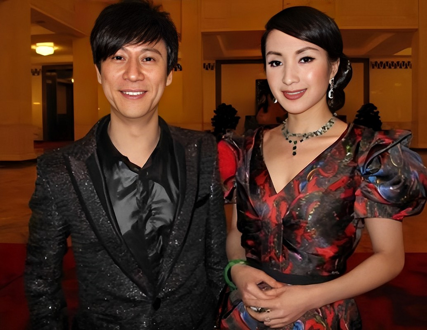 2002年,演员解晓东经商倾家荡产,陷入抑郁.他问妻子:你后悔嫁给我吗?