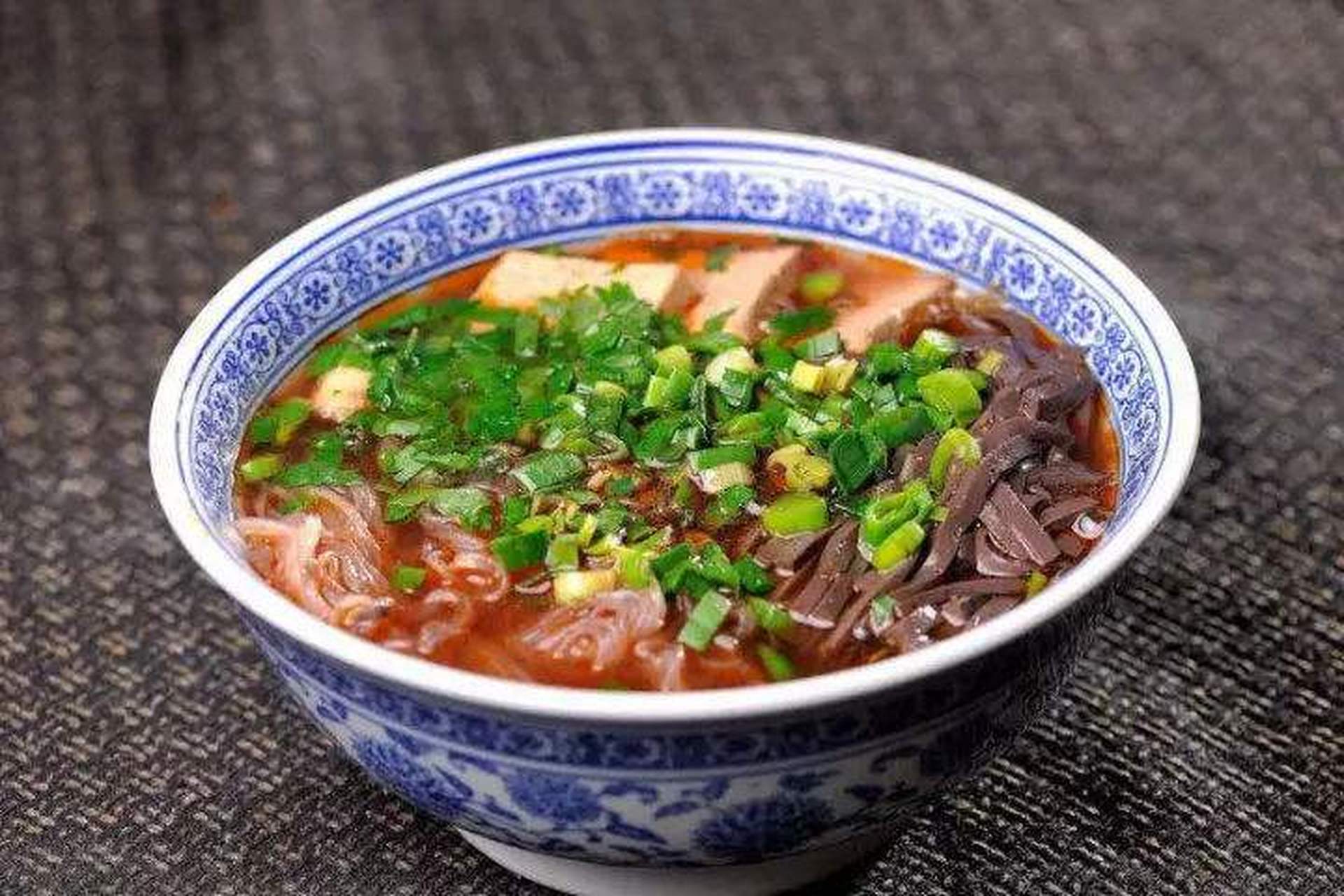 探秦商,品陕味# #城市情报员# 粉汤羊血:粉汤羊血是陕西地区汉族传统