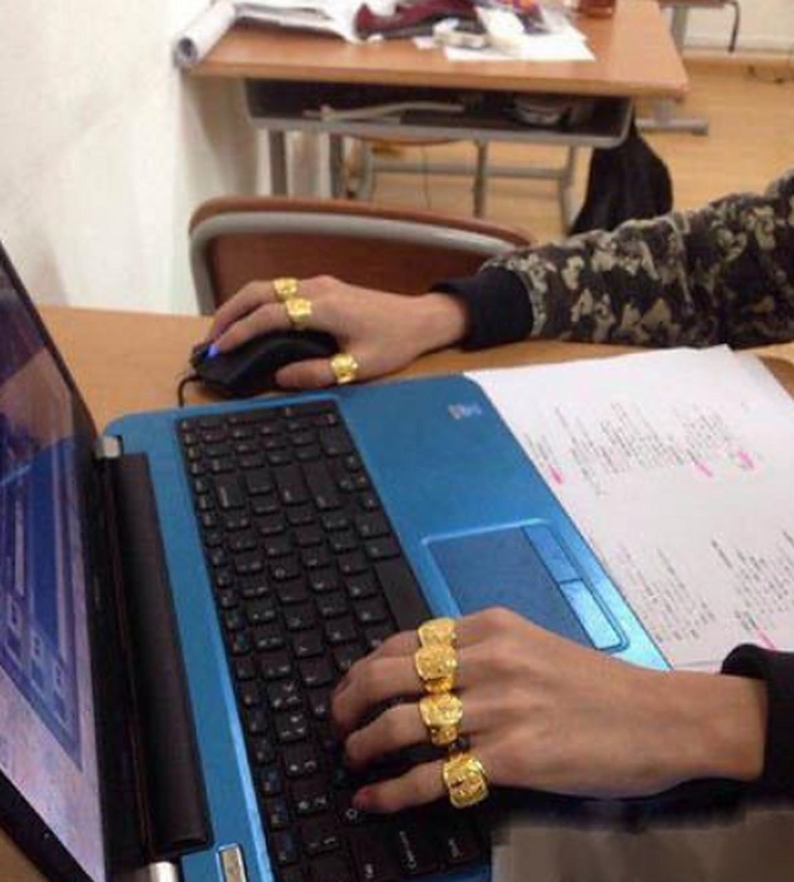 要不要这么炫富呀,满手的大金戒指