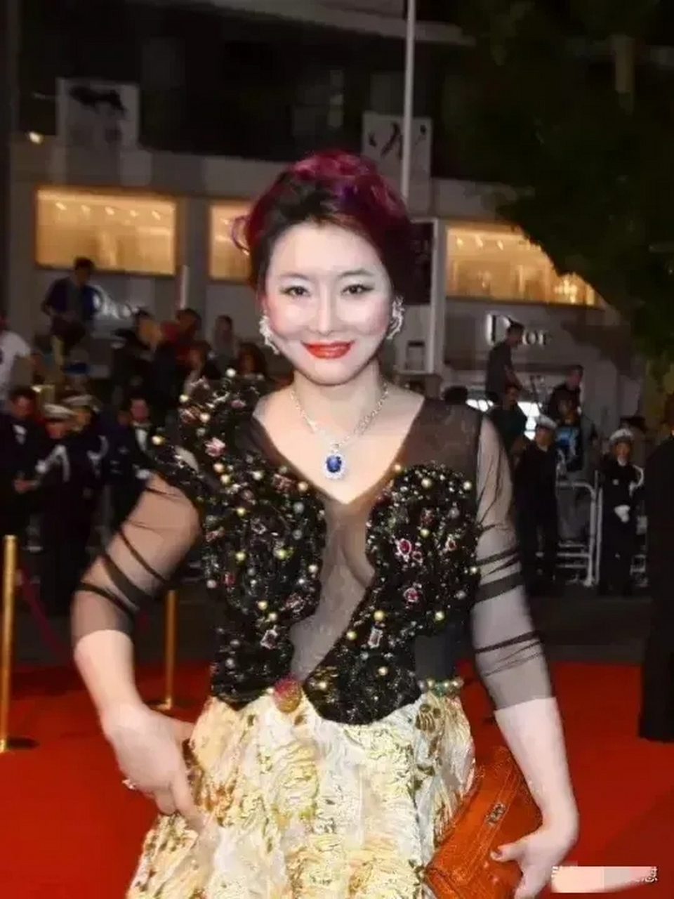 这个朝晖美容院的女老板程朝晖也是个厉害的角色,不仅和传真法师是