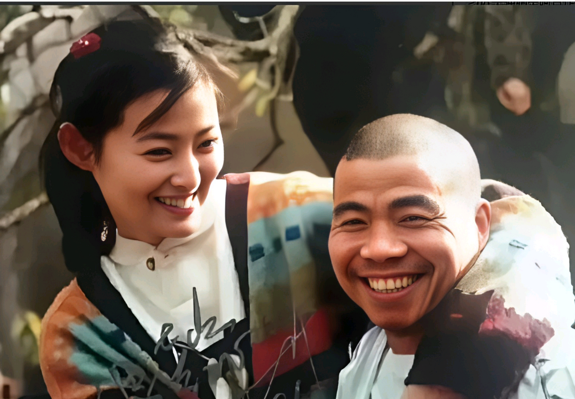 1998年,正在拍摄水浒传的王思懿和宋文华,在拍摄间隙的打闹情景,饰演"