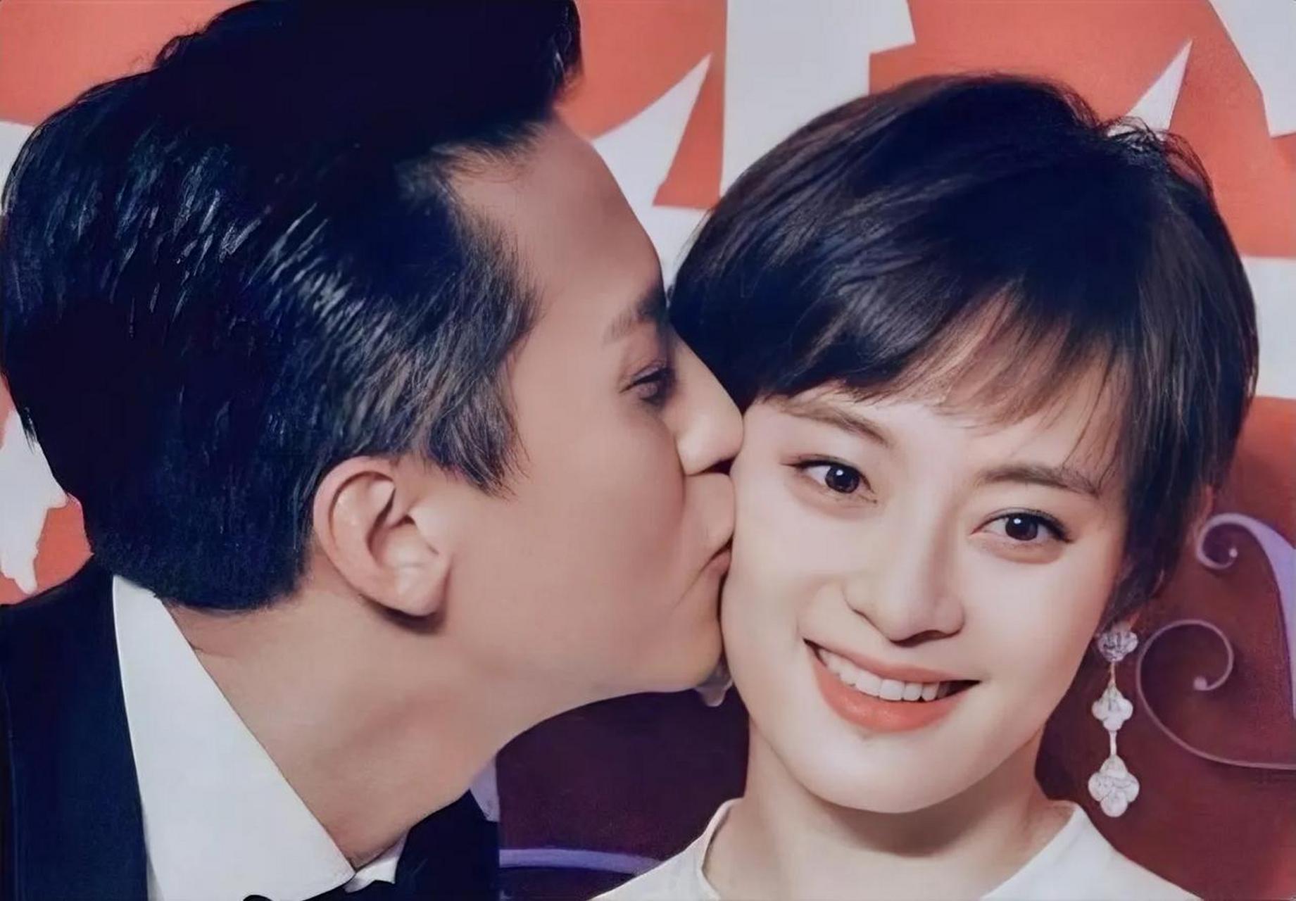 当初,邓超和孙俪秘密在三亚约会,两人海里游玩的照片被曝光,经纪人急