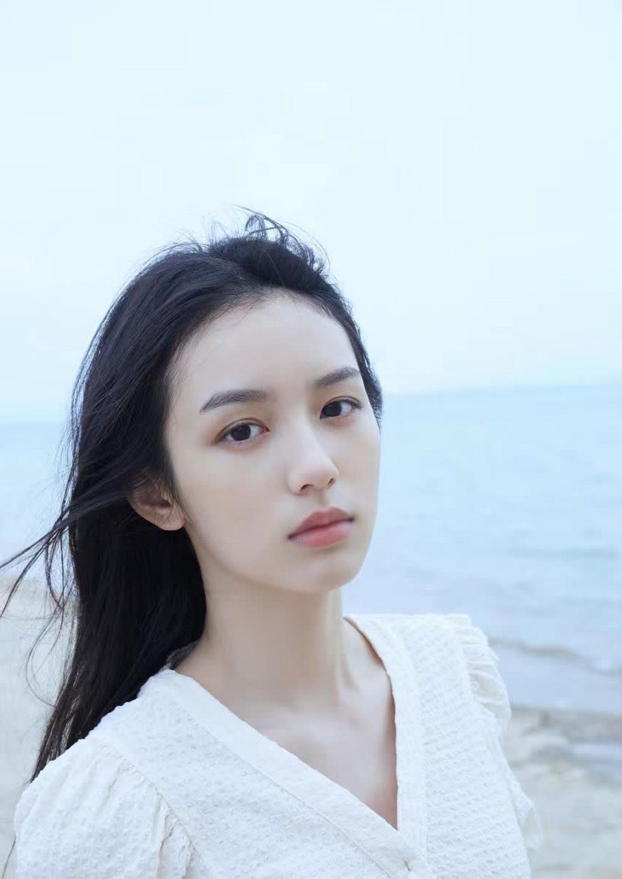 与那些老演员相比,周也虽然出道时间不长,但她的气质和服装却非常