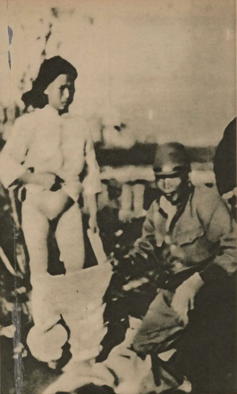 1937年,南京!鬼子逼着女孩脱下裤子跟他合影! 耻辱啊!