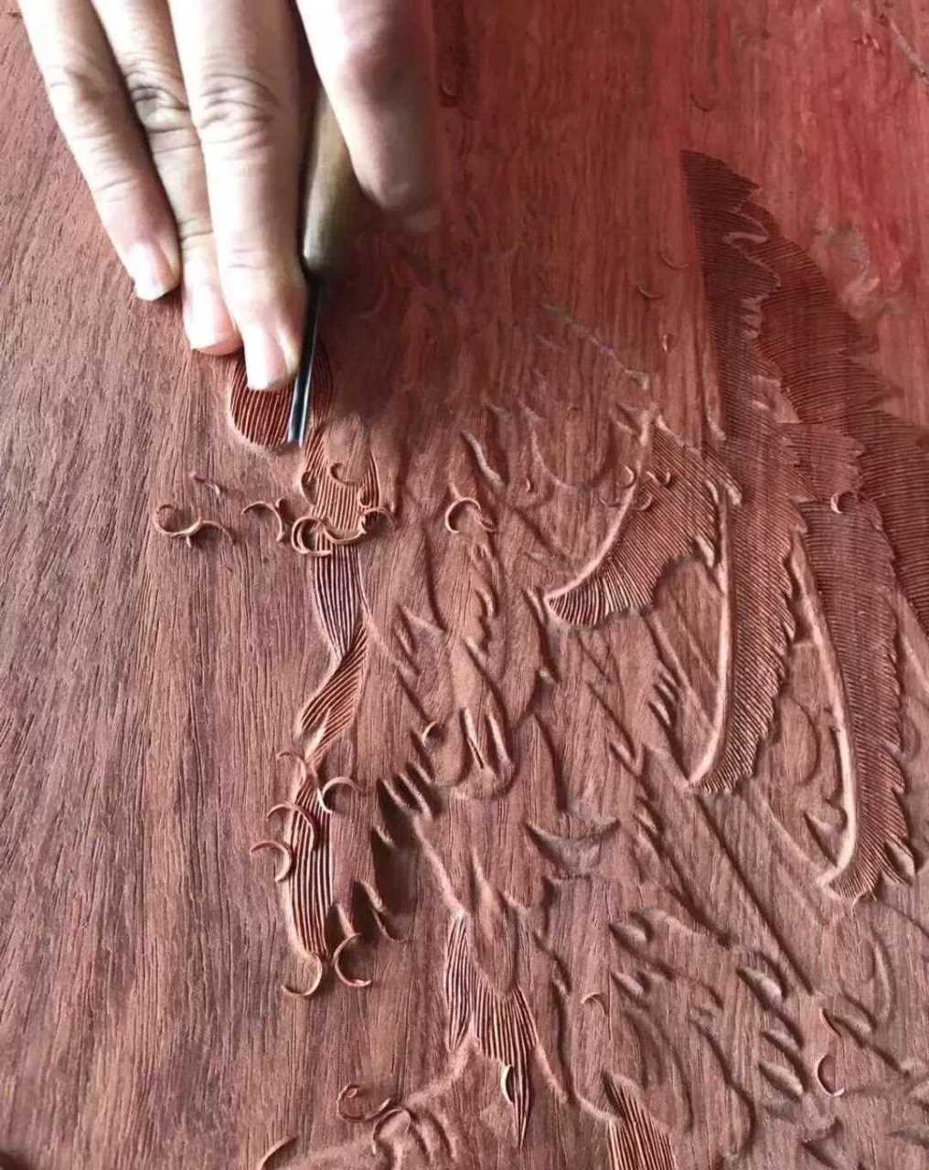 【红木家具】的雕刻,很多地方都要用到手工雕刻,没有专注,是雕不出