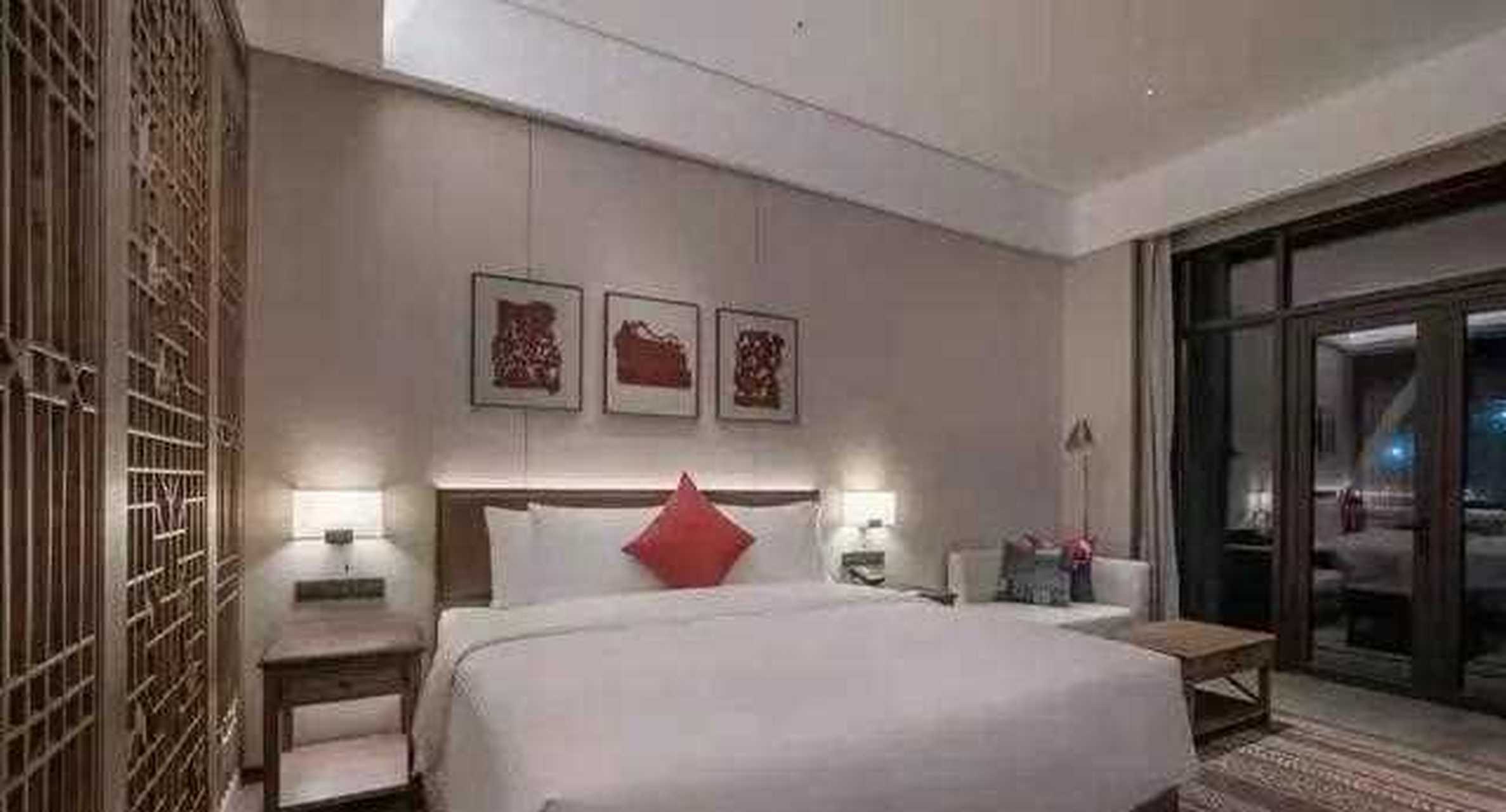 延安万达嘉华酒店 位于延安市宝塔区延安万达城内方塔湖畔,与延安红街