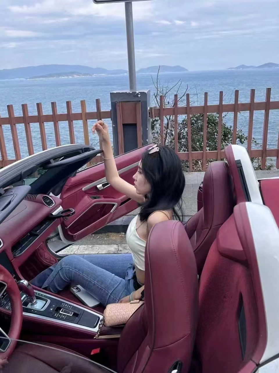 好车配靓女,性感小姐姐开保时捷太诱惑