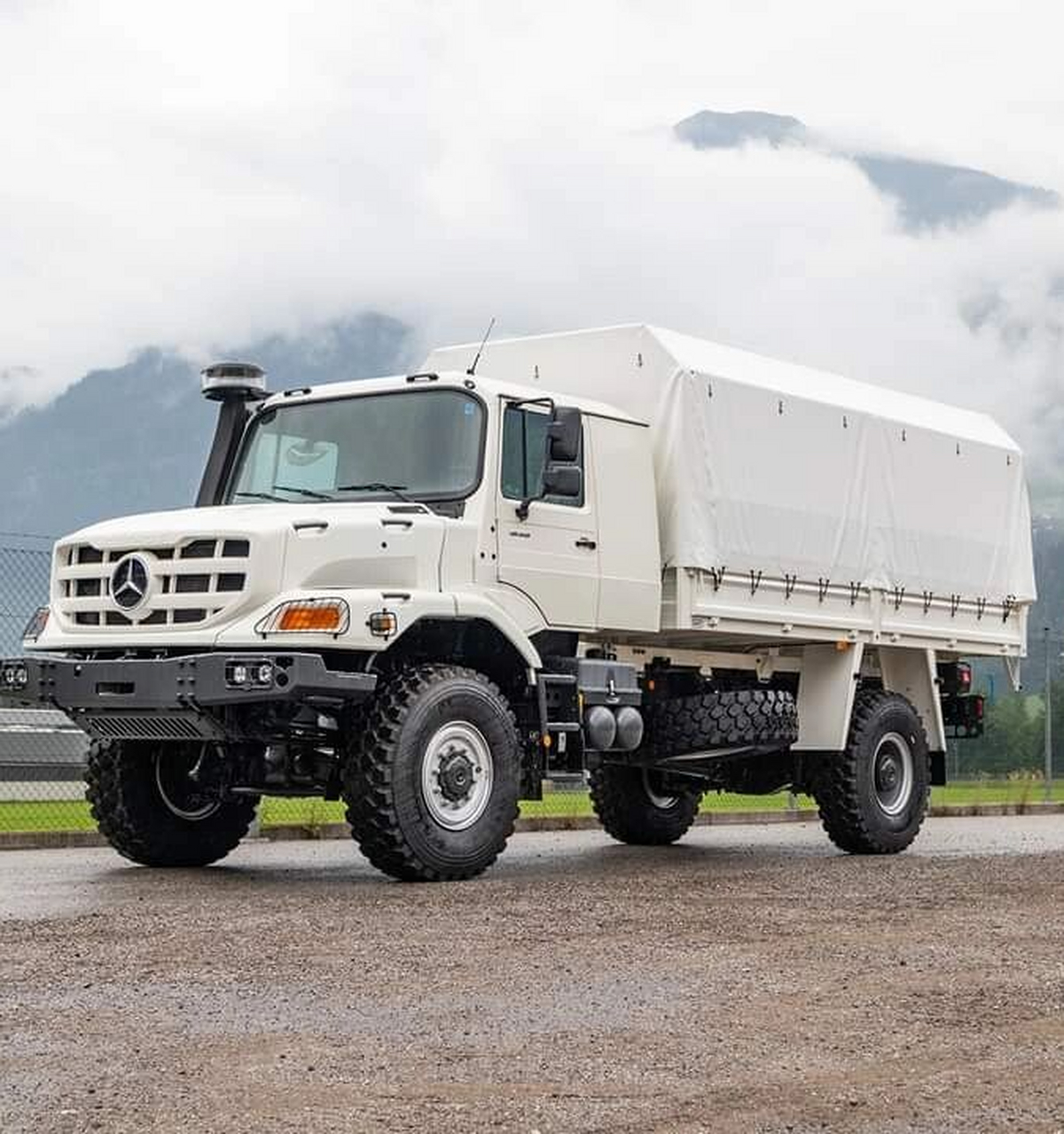奔驰zetros 1836 4×4 栏板篷车