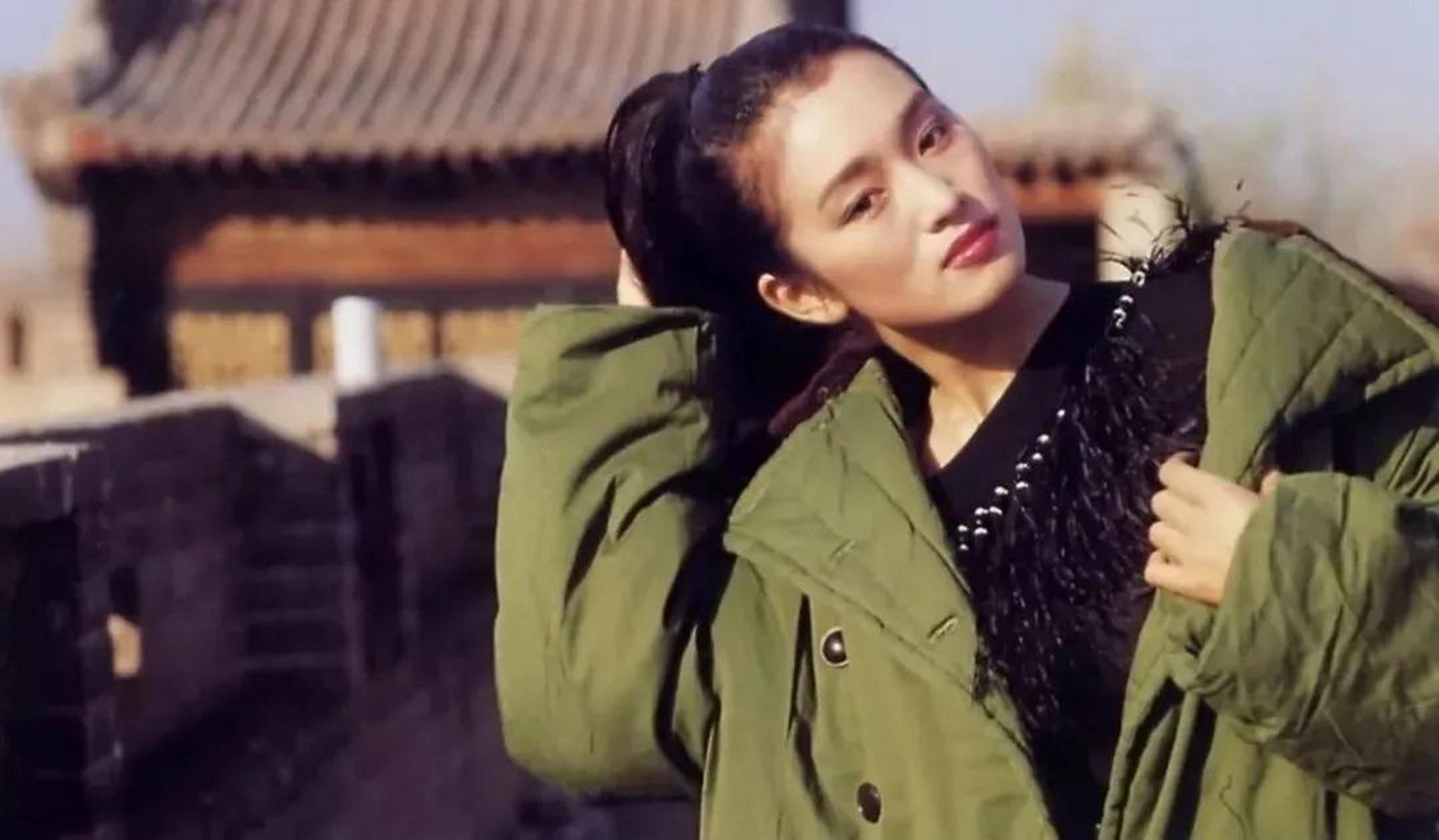 巩俐年轻时的照片曝光,穿着肥大臃肿的军大衣,好在颜值拯救了她的穿搭