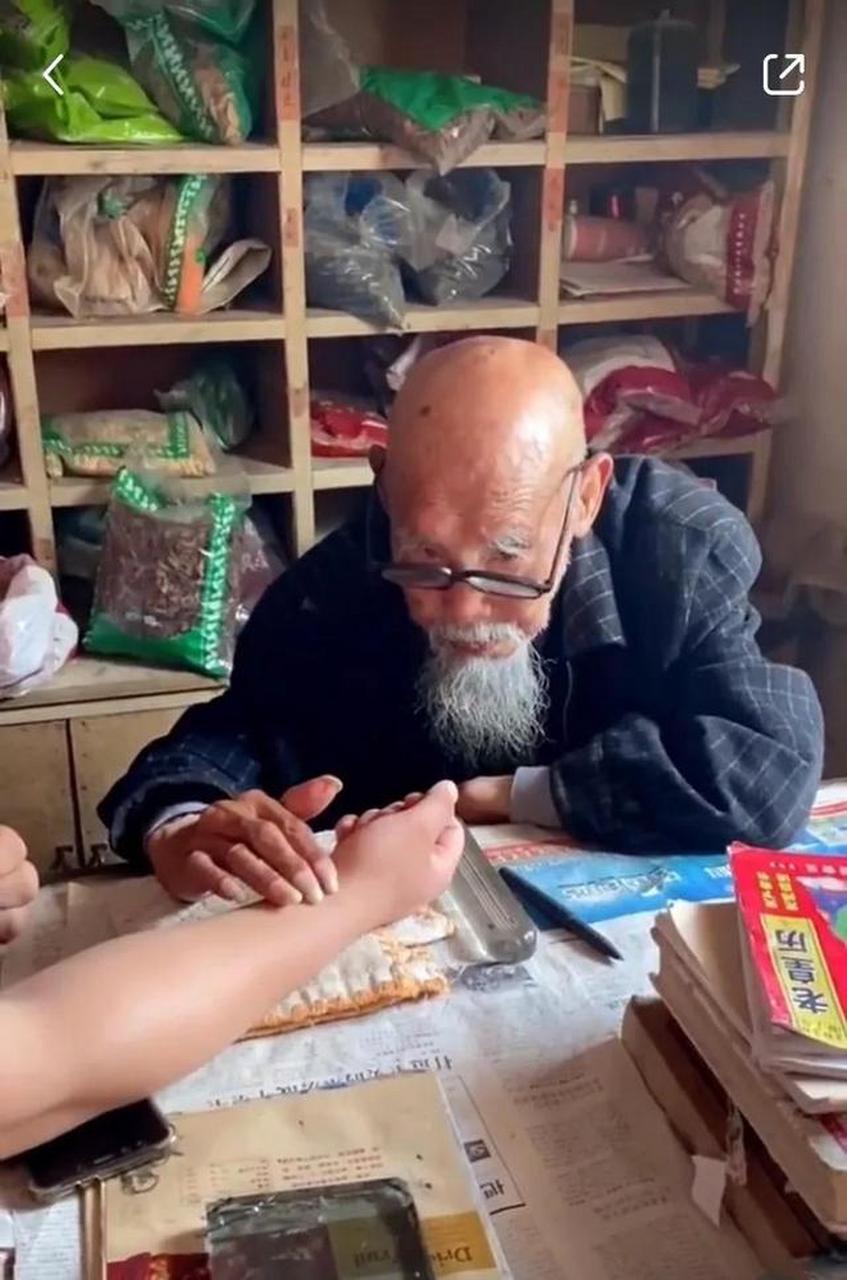 男同志们要小心这几种行为 一,经常"手艺活"的人 这个也是主要的诱因