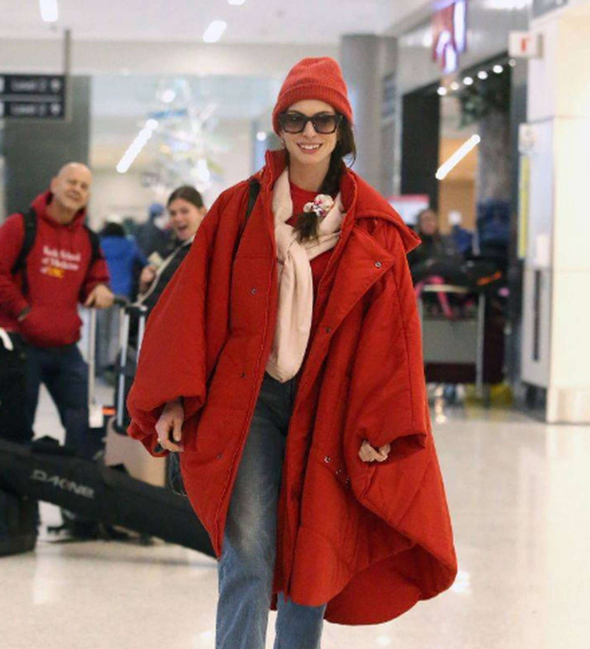 头戴小红帽搭配一袭红色斗篷大衣,喜庆又可爱.#每日娱乐播报