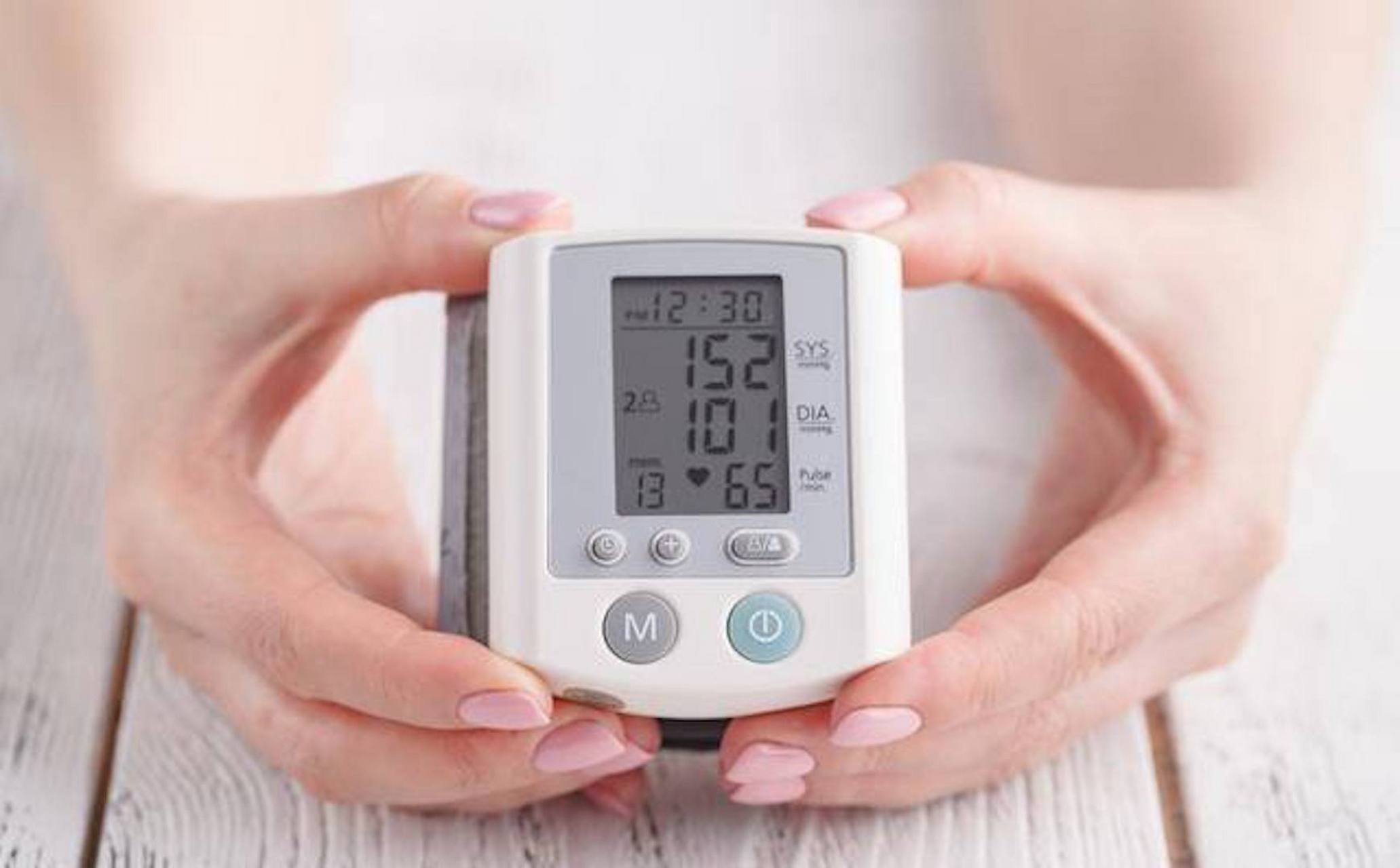 张先生在家测血压,经常测了两次都不一样,总是怀疑自己的电子血压计有