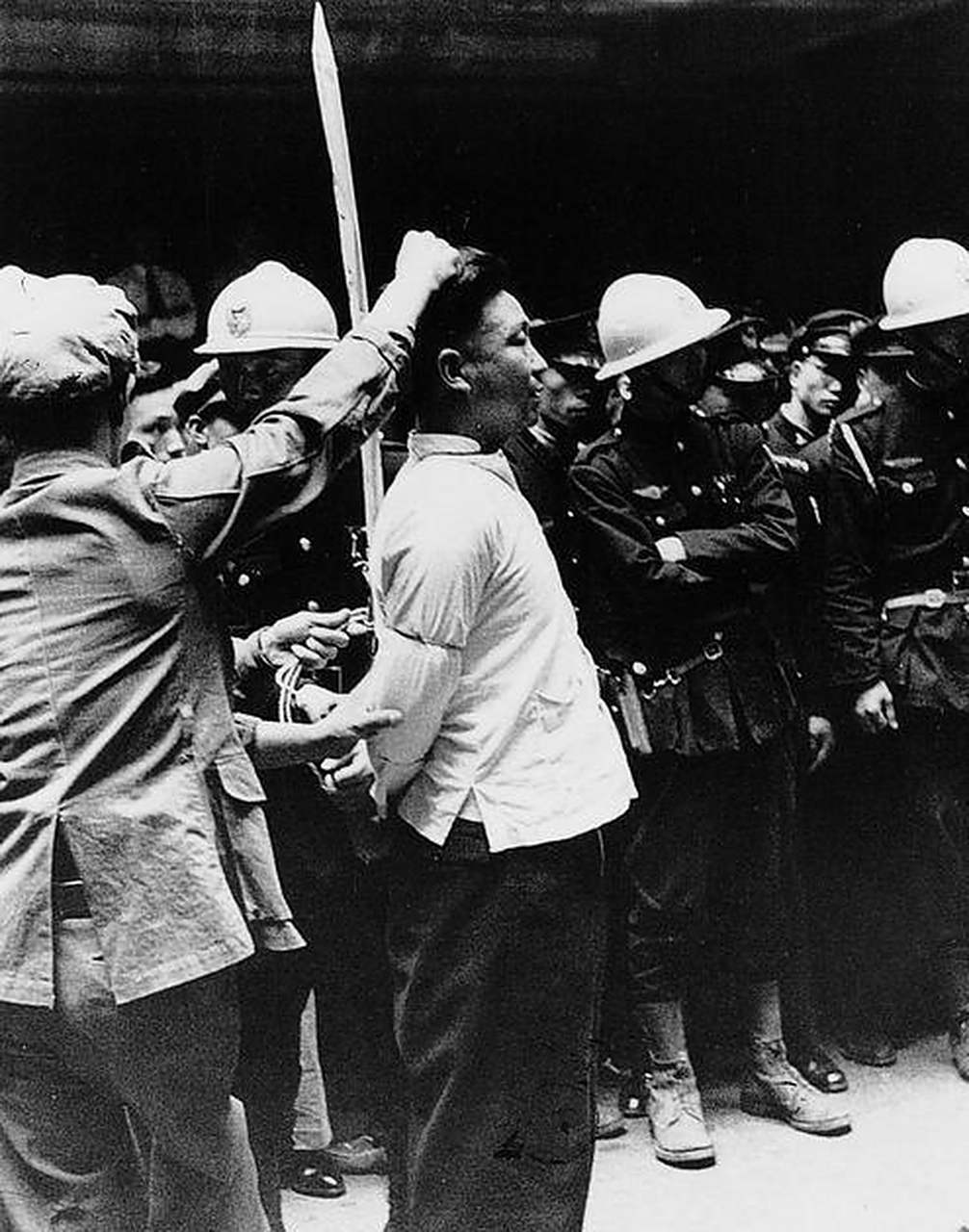 李梅年轻而坚强,她带着还在婴儿床里的孩子来到现场,想要最后一次见到