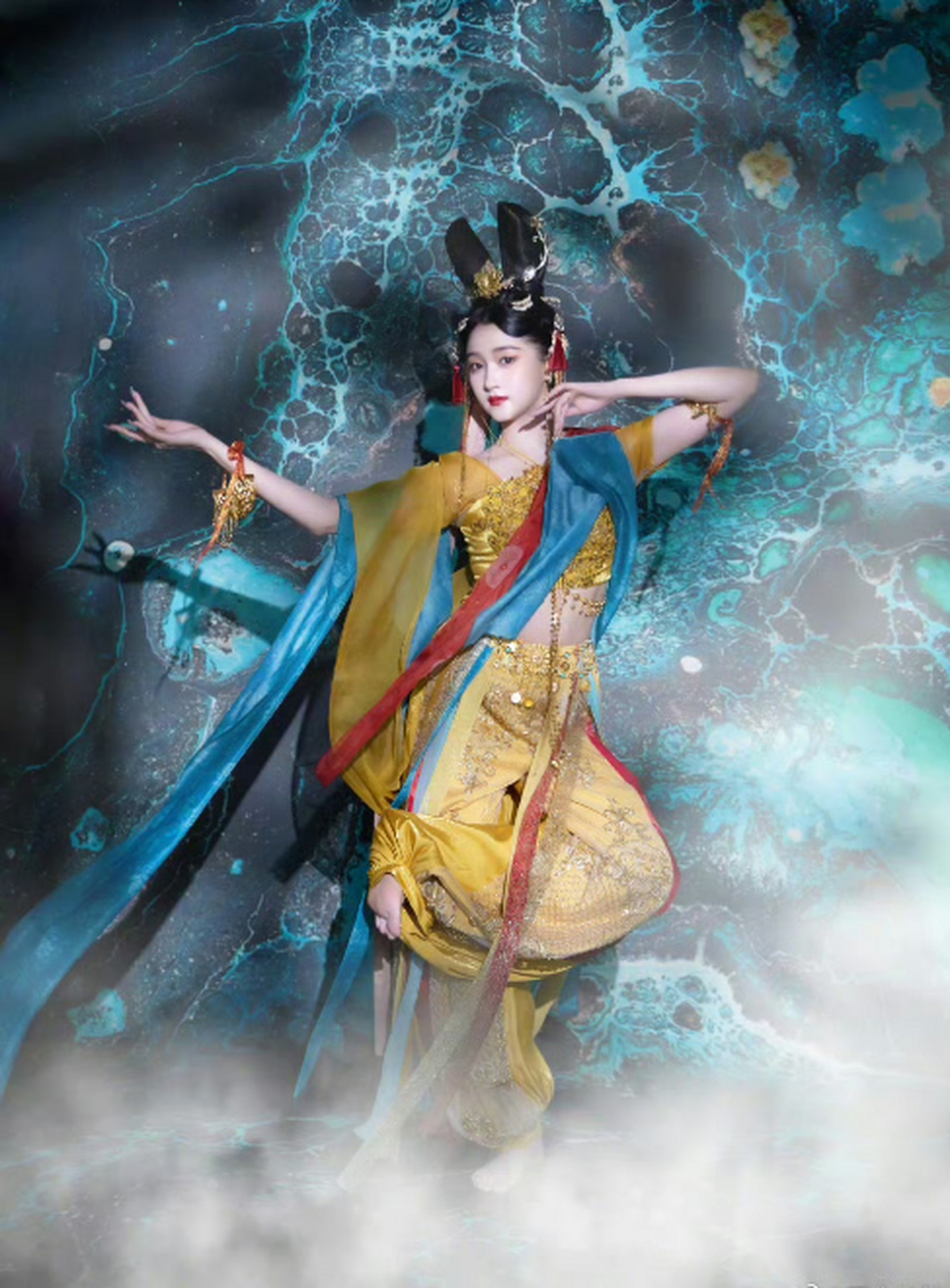 这个妆容将国风元素和现代美妆完美结合,营造出一种独特的魅力.