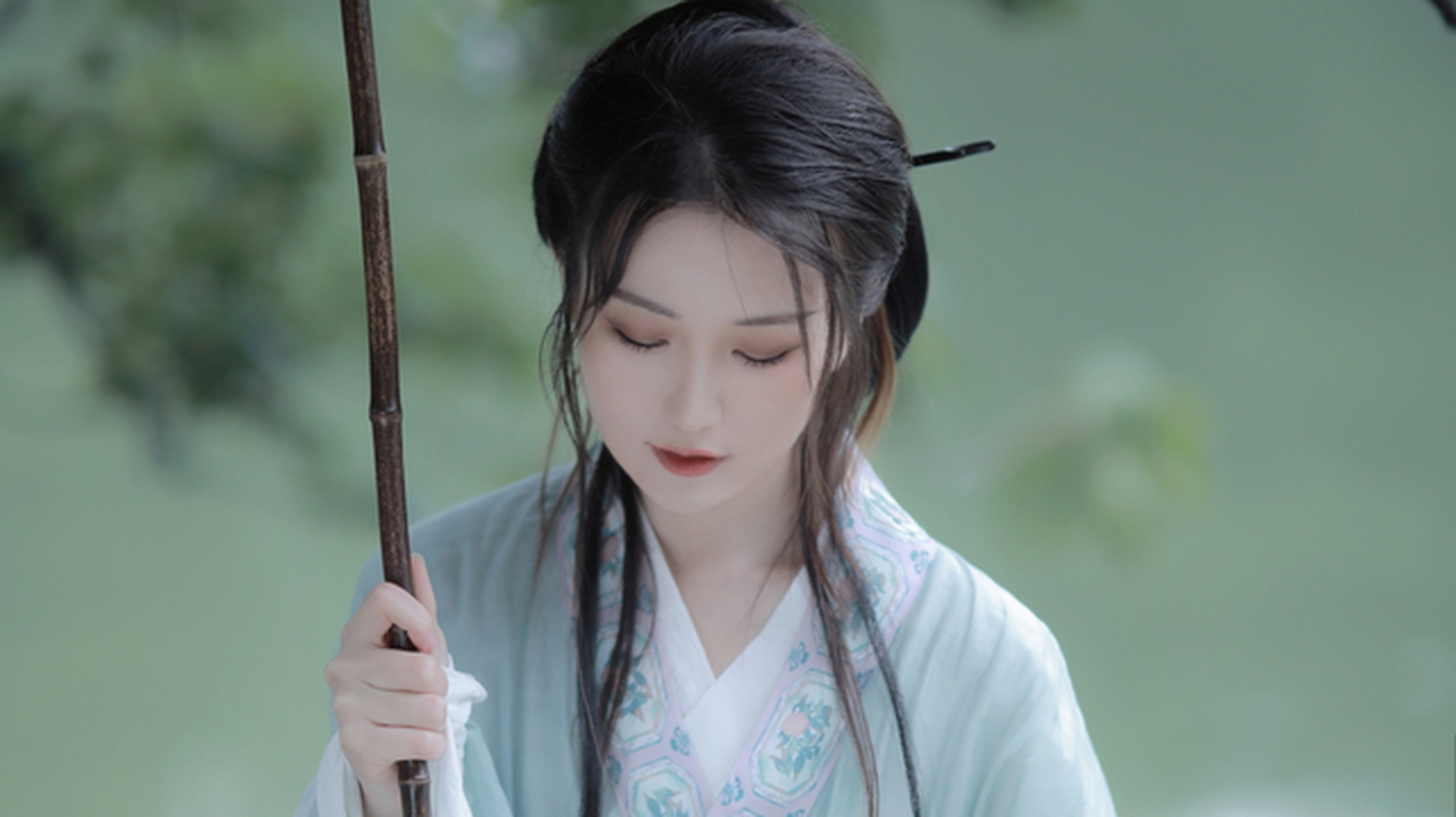 朱淑真出身官宦家庭,父亲是杭州市委书记朱晞颜,正厅级干部,家境富足.