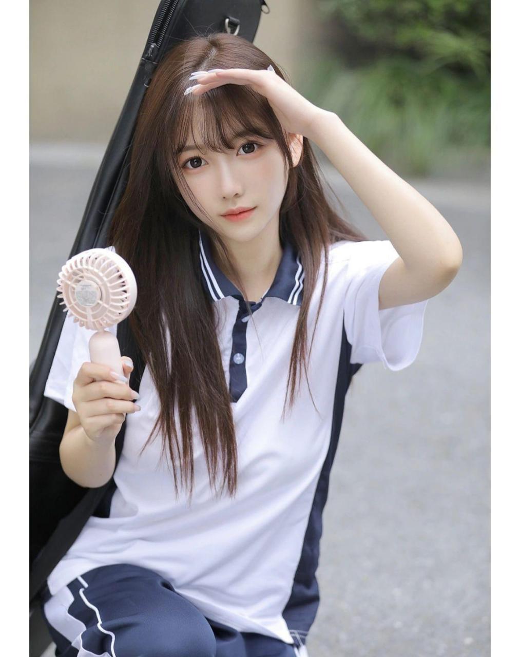 校服拍照纯情女高