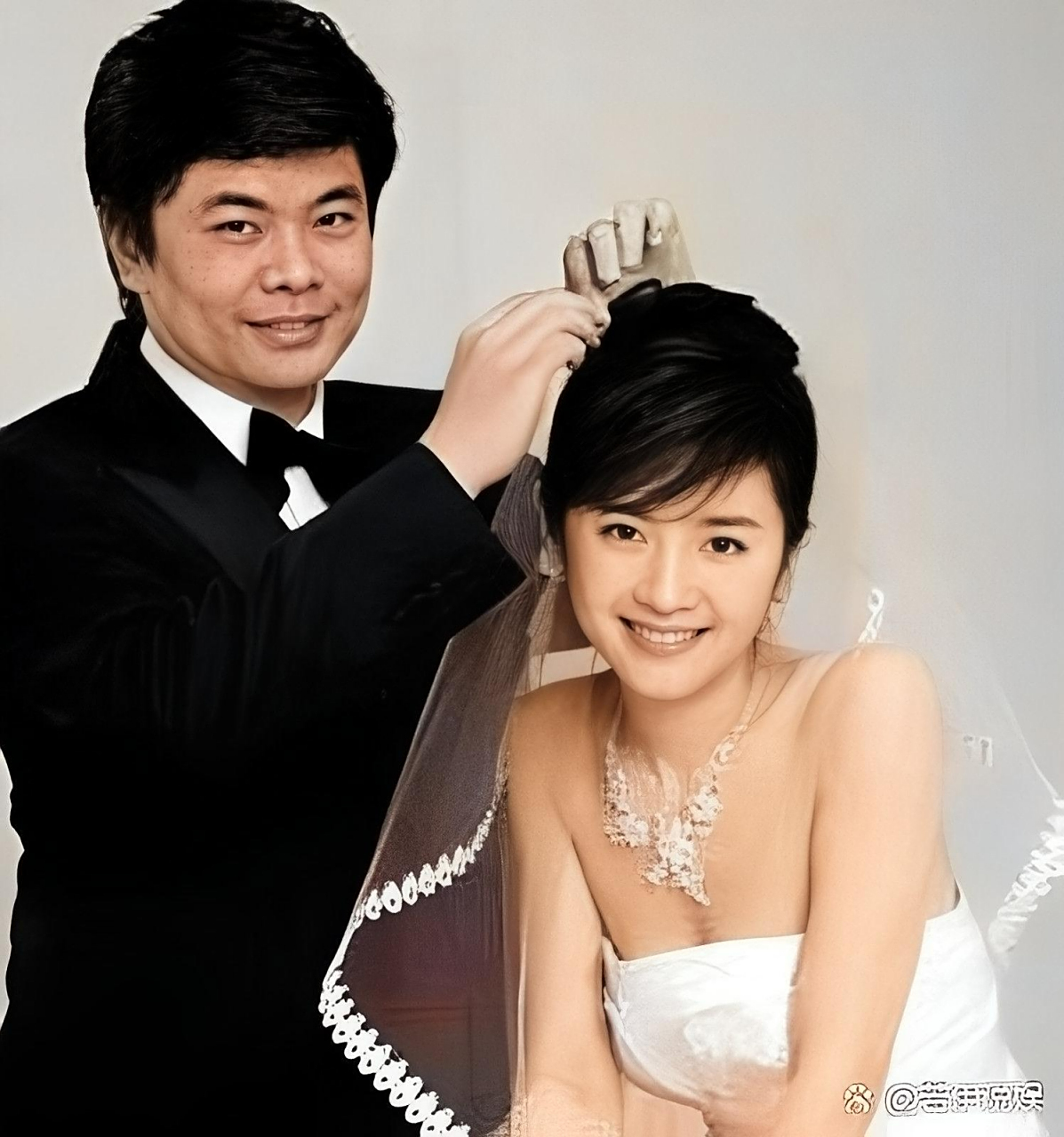 而他的妻子已经生下了二胎,丁健就对妻子说:"我愿意出一个亿作为补偿!