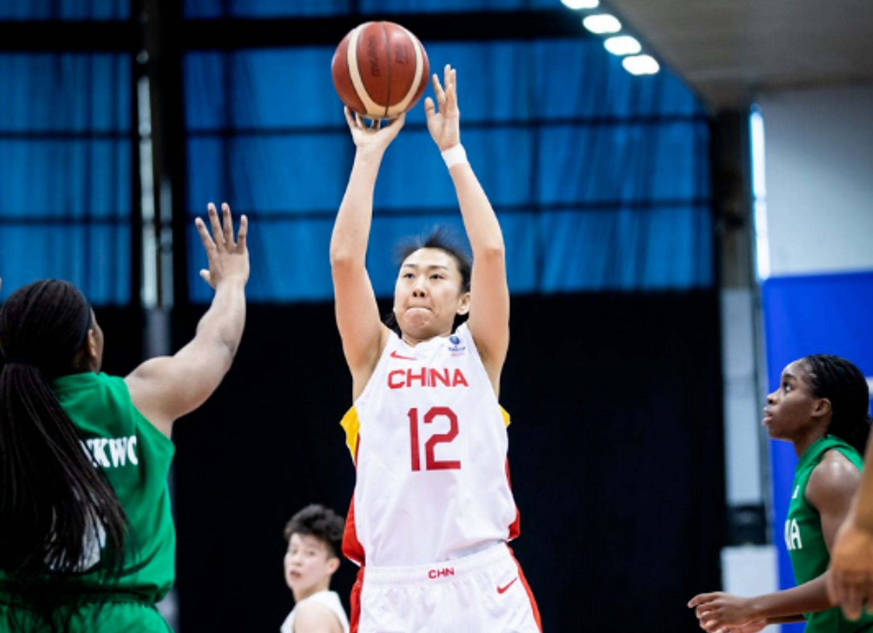 高颂的场上表现,客观的说,是不合格的,最起码,她的细节表现是不合格的