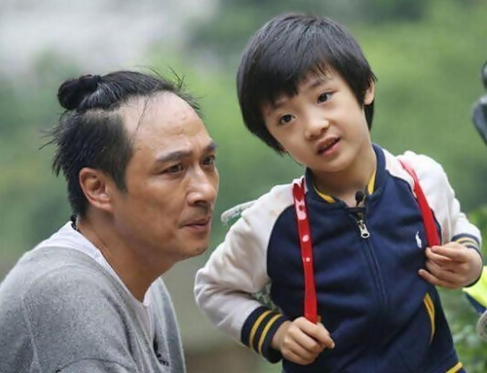 吴镇宇父子游澳门被捕获,14岁囝囝暴胀凸腩,直迫200磅!