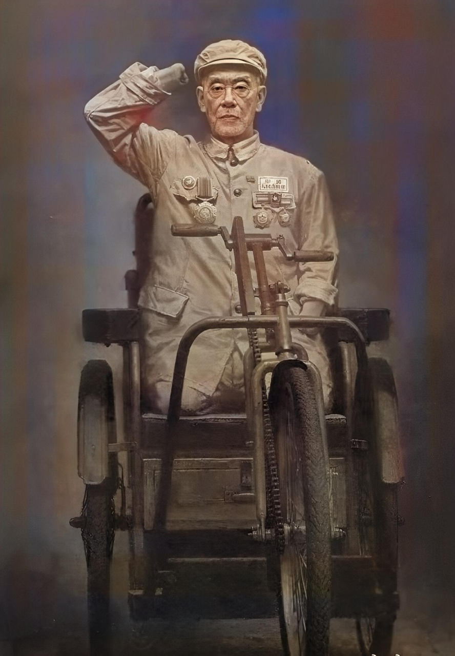 照片中,抗美援朝战争长津湖战役冰雕连的幸存者周全弟·老战士,手臂