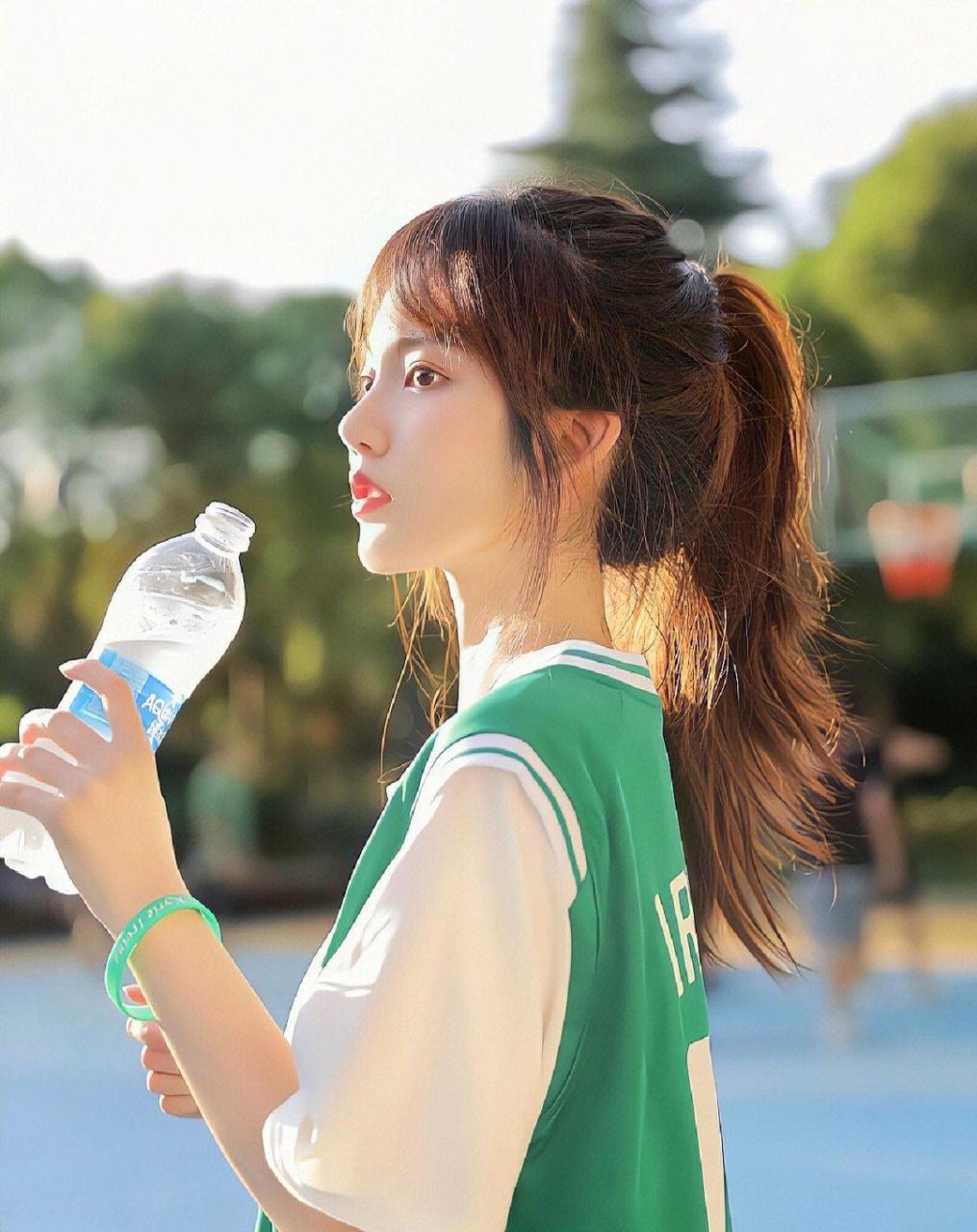 青春的气息,侧脸的颜值是真甜