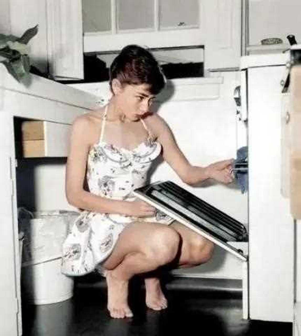 玛丽莲梦露和奥黛丽赫本谁更美,你更喜欢看谁?