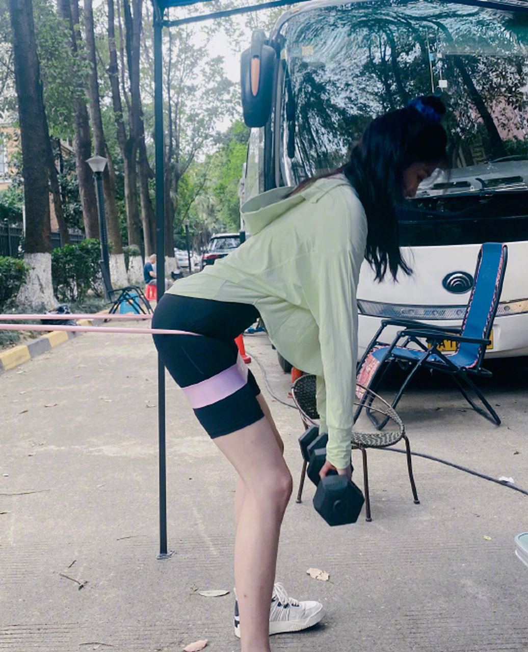 关晓彤晒片场健身照 穿紧身裤秀美腿超自律