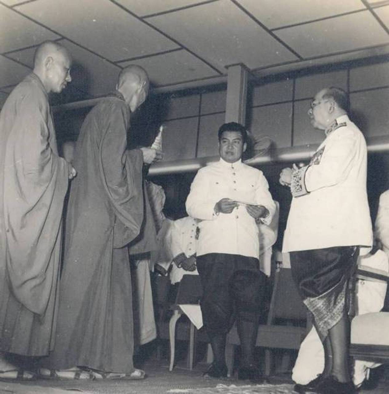 1957年静安寺持松法师访问柬埔寨王国受到西哈努克国王接待.