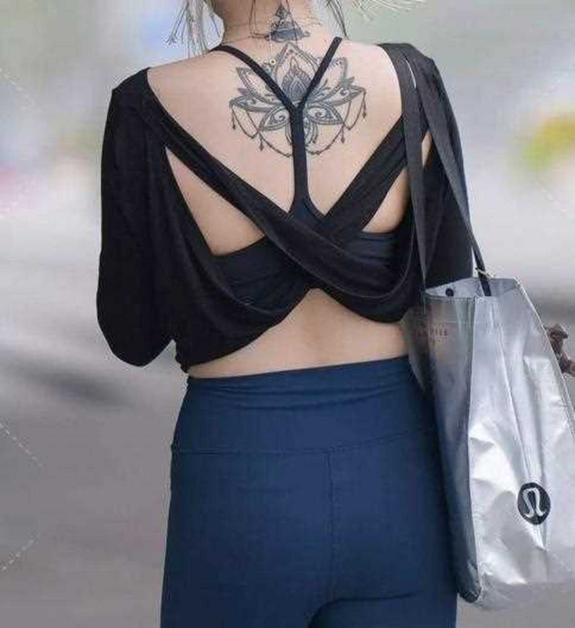 小姐姐这背后的纹身是宝莲灯吗?果真是越个性,越时尚哈.[打脸]