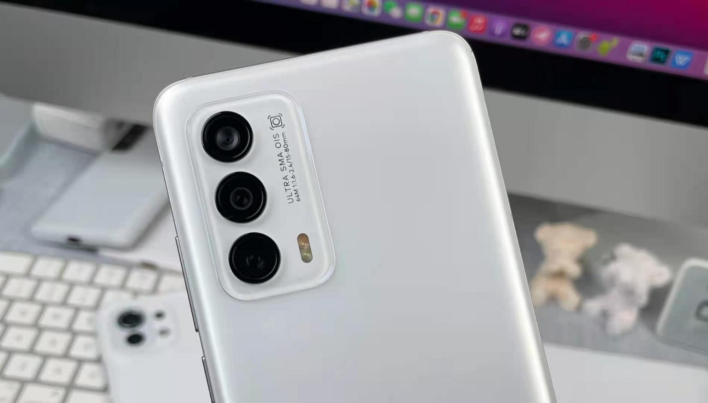 在多款骁龙888旗舰手机中,魅族18和三星s21价格都跌破4000元.