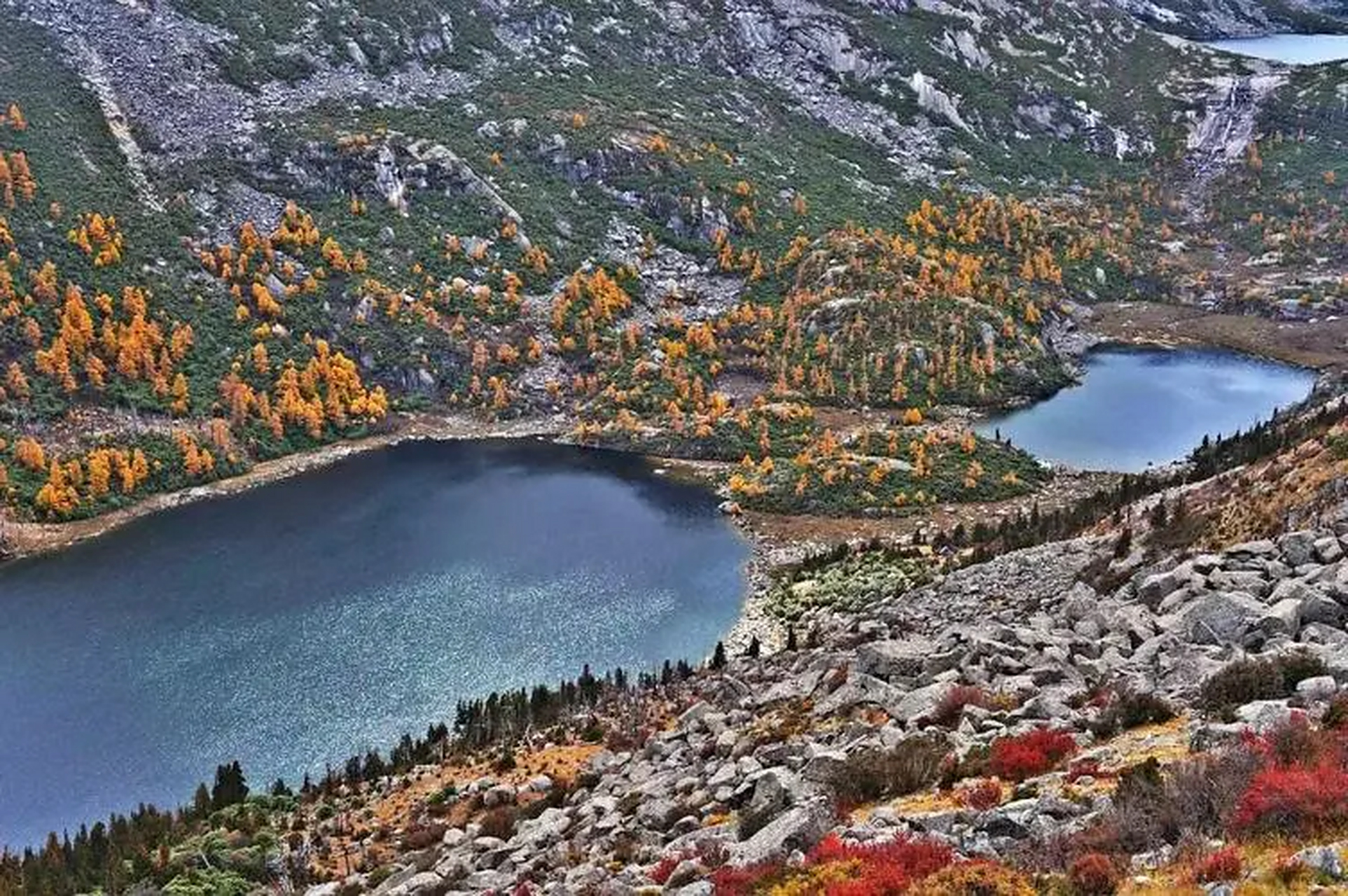 巴姆七湖景区:位于乡城县城以东的群山之中,是一处极其原始静谧的秘境